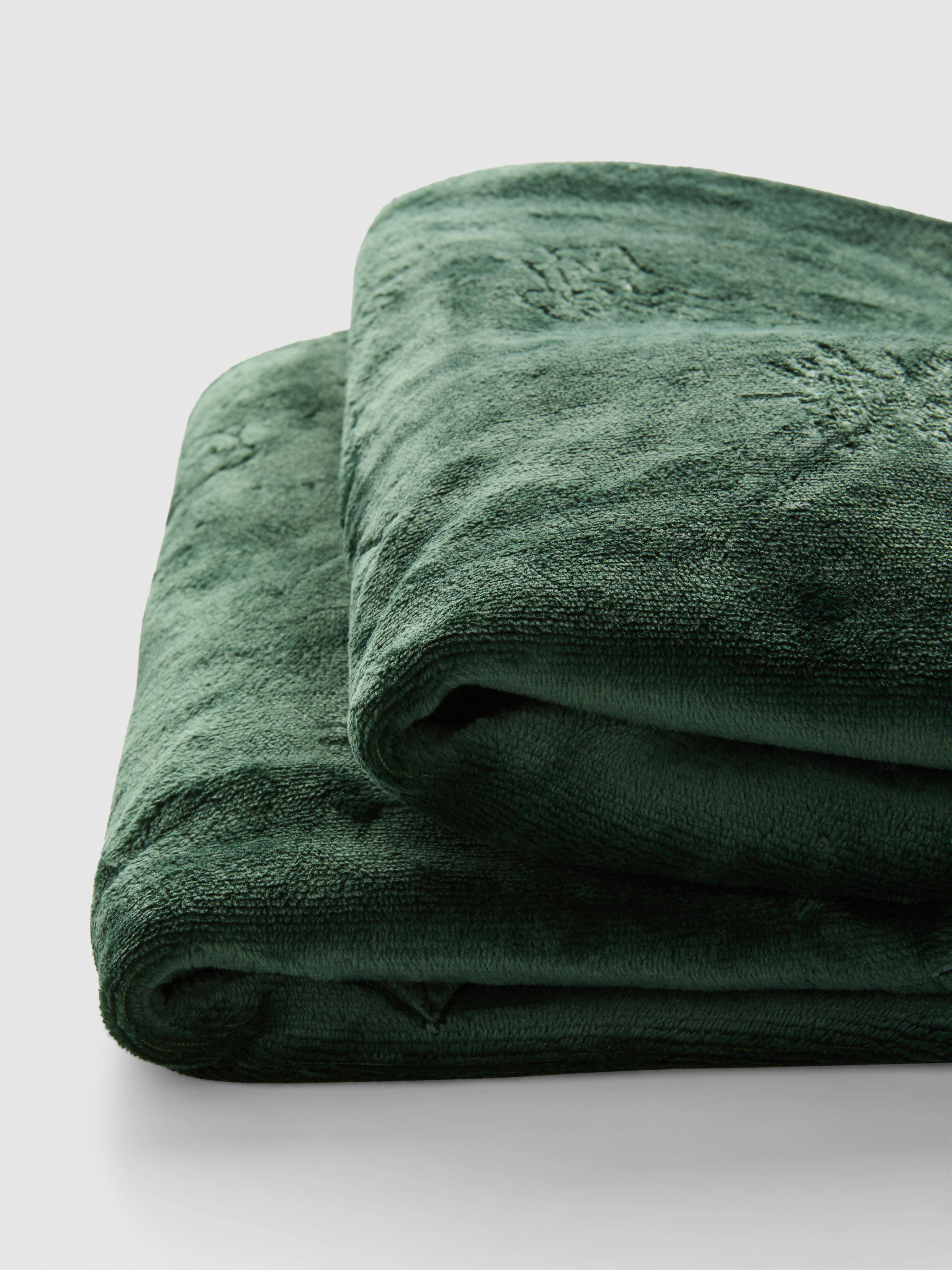Disney’s Winnie the Pooh Christmas Plush Throw