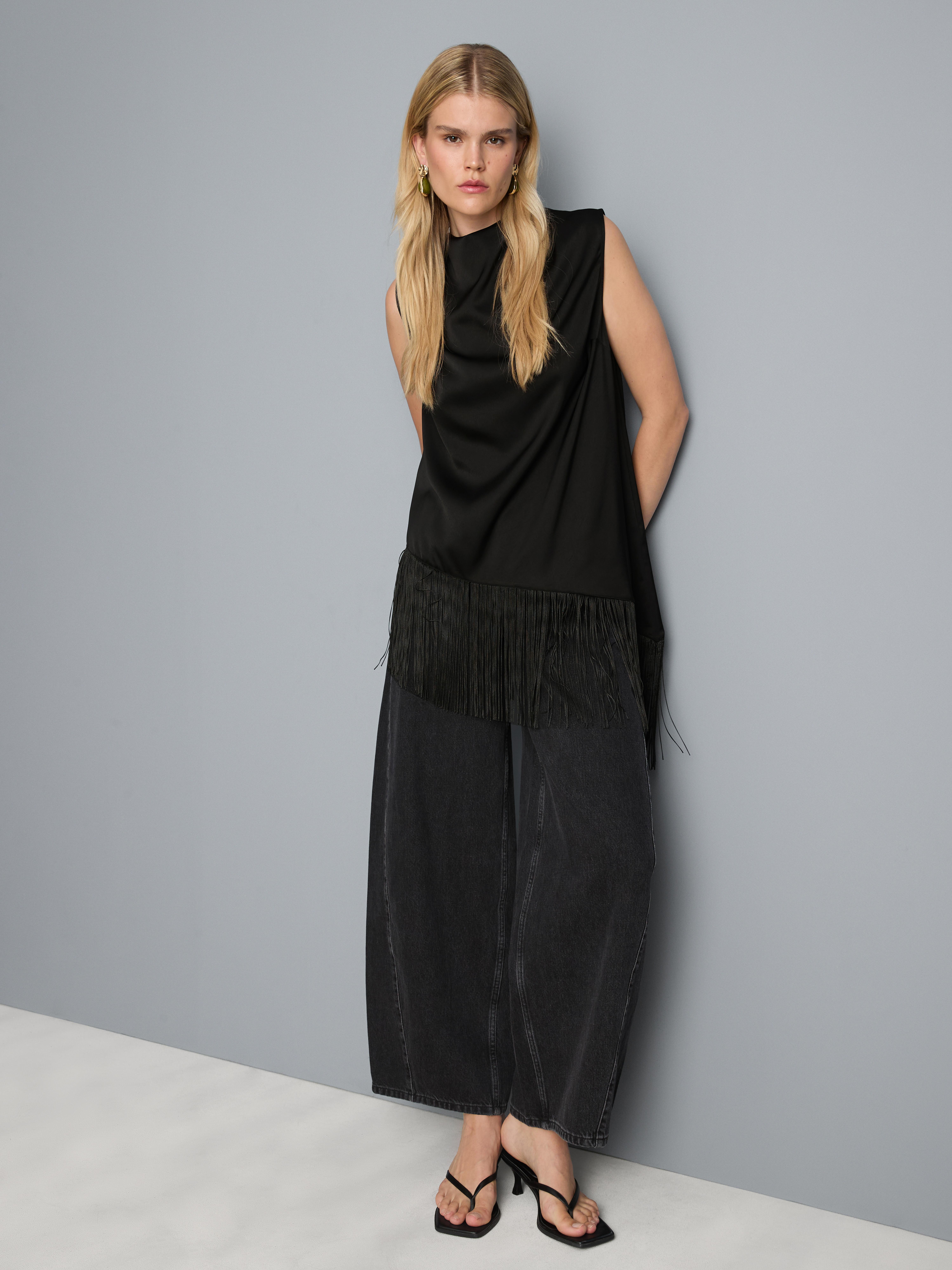 Asymmetrische blouse met watervalkraag en franjes