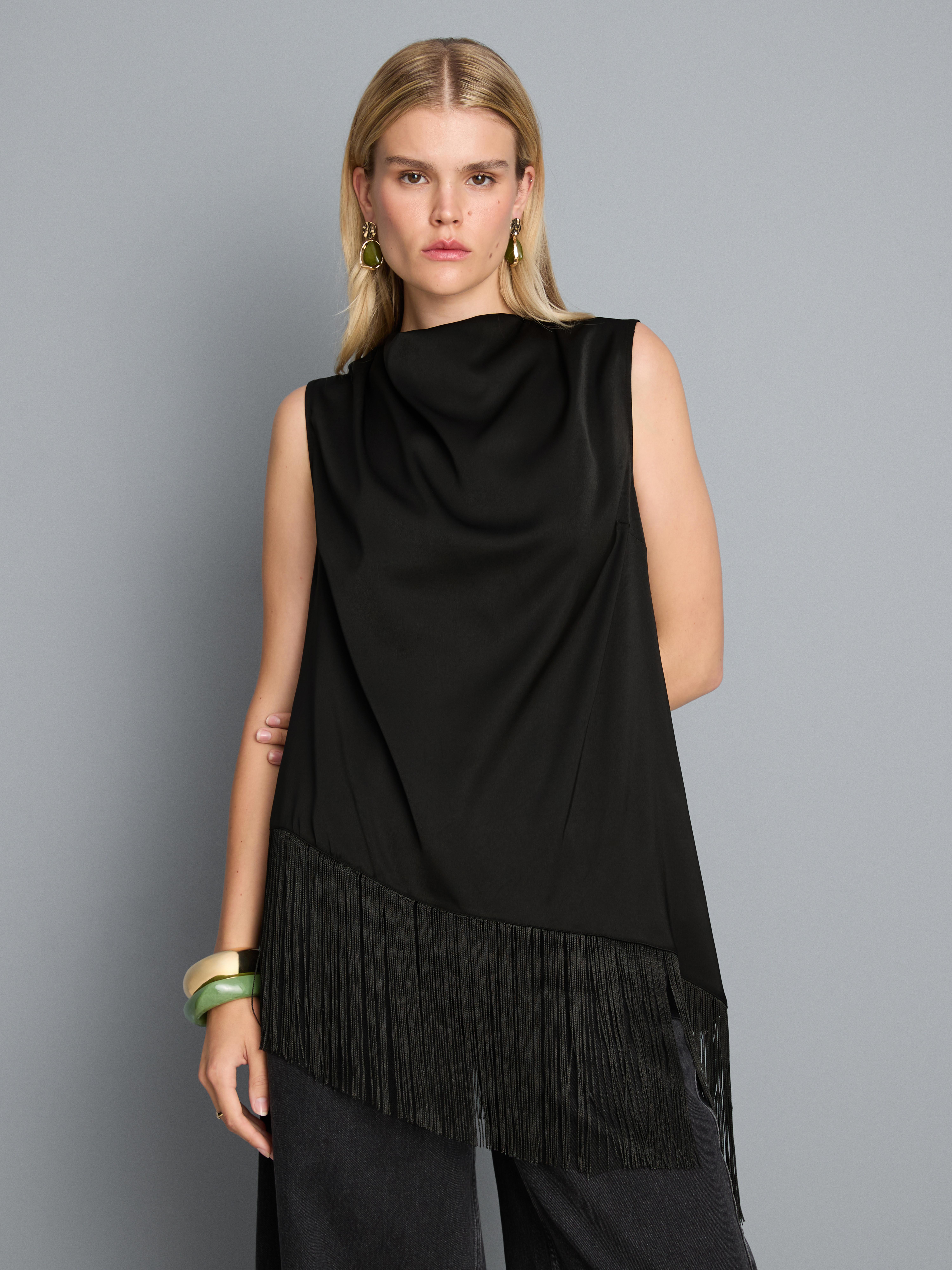 Asymmetrische blouse met watervalkraag en franjes