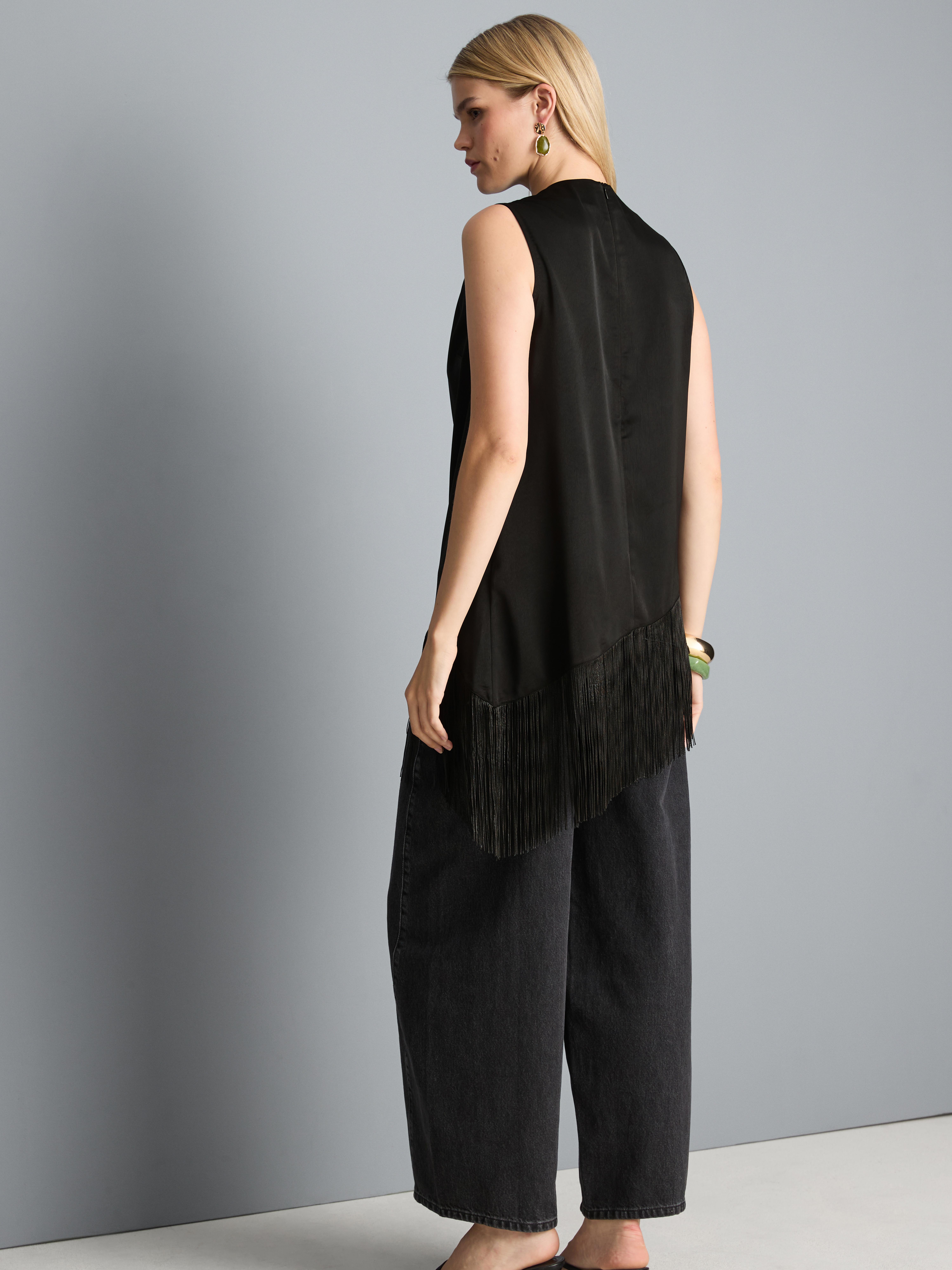 Asymmetrische blouse met watervalkraag en franjes
