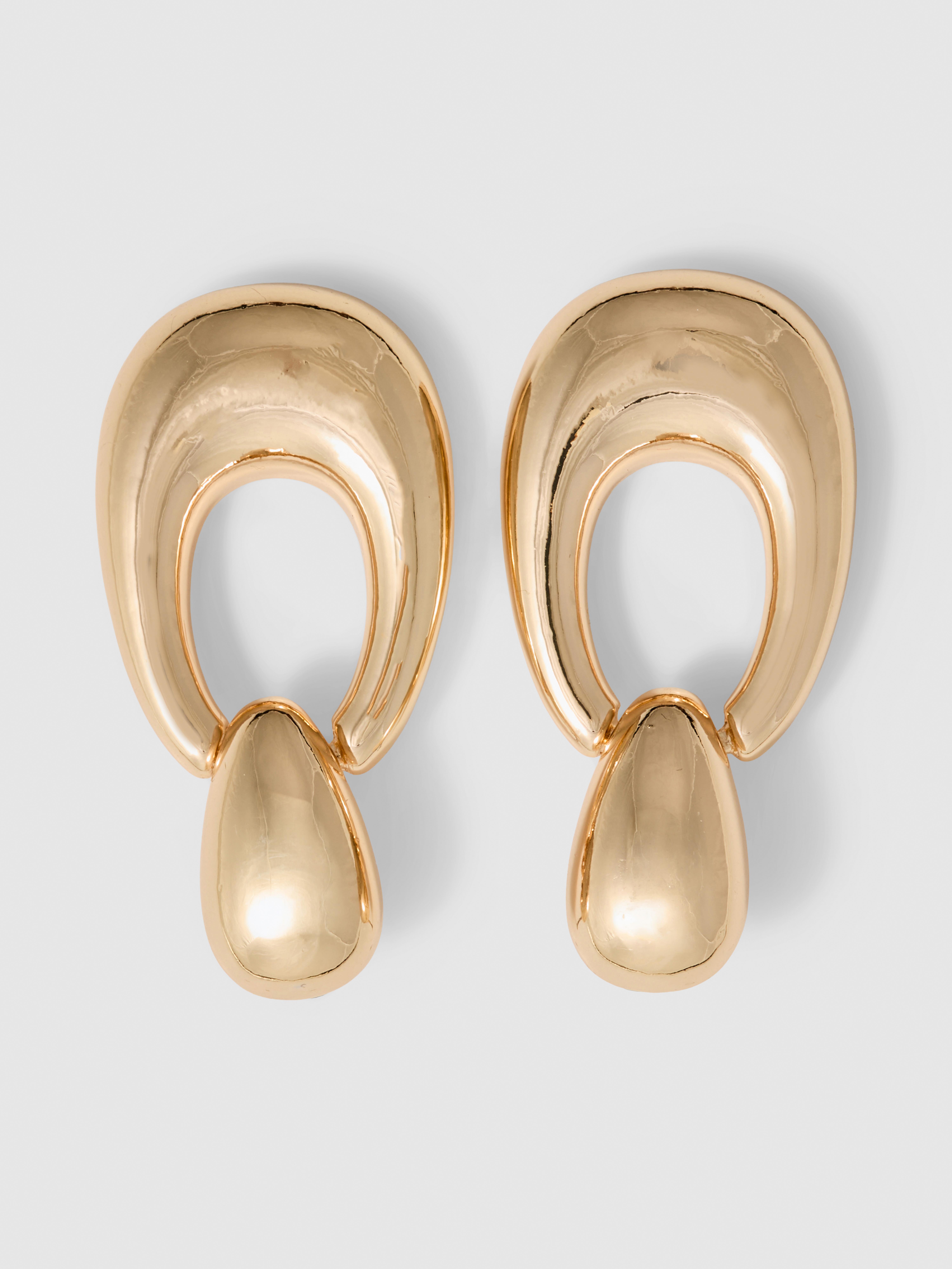 Open oorhangers met sculpturaal ontwerp