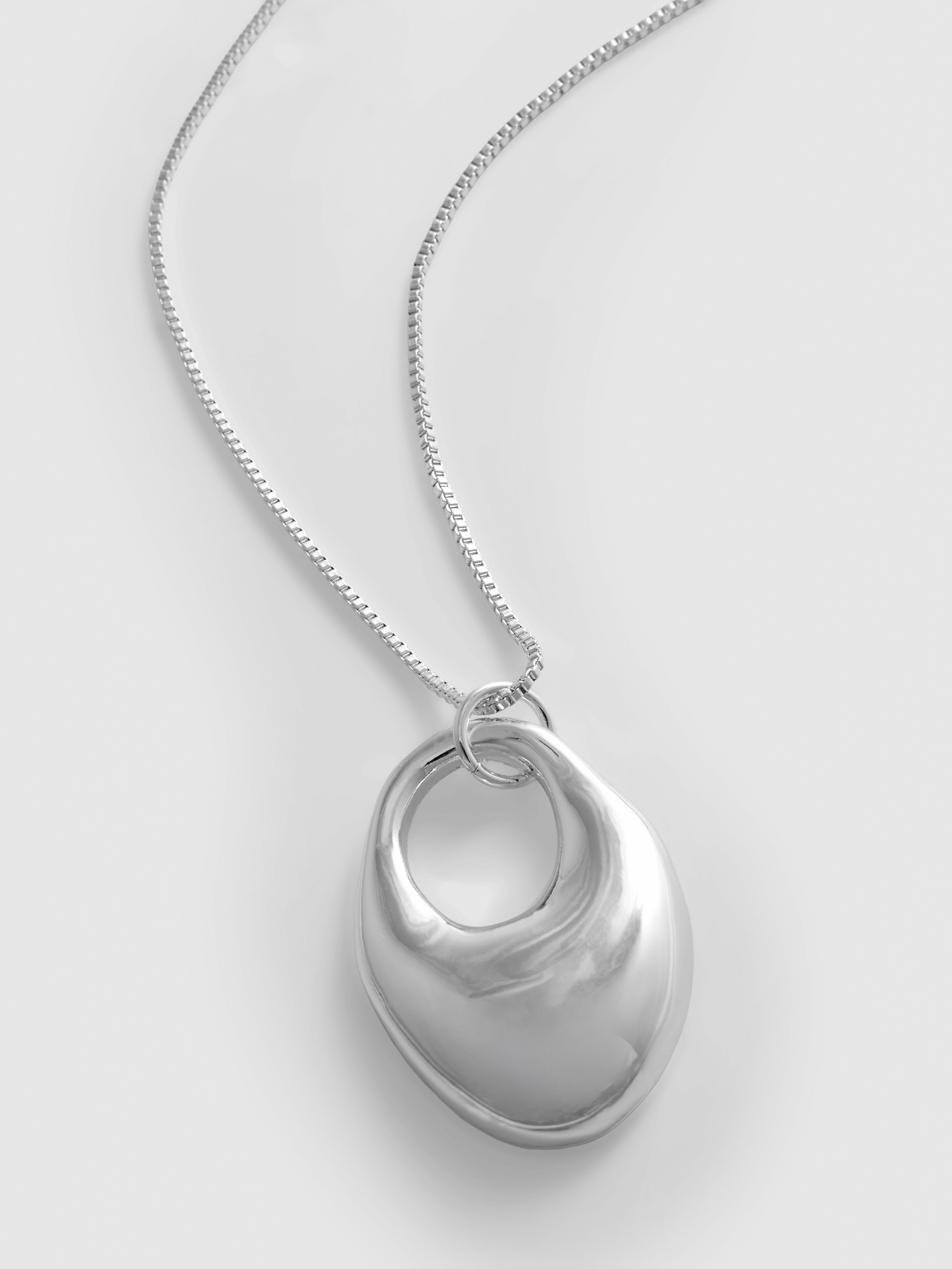 Paula Echevarría Oval Pendant Necklace