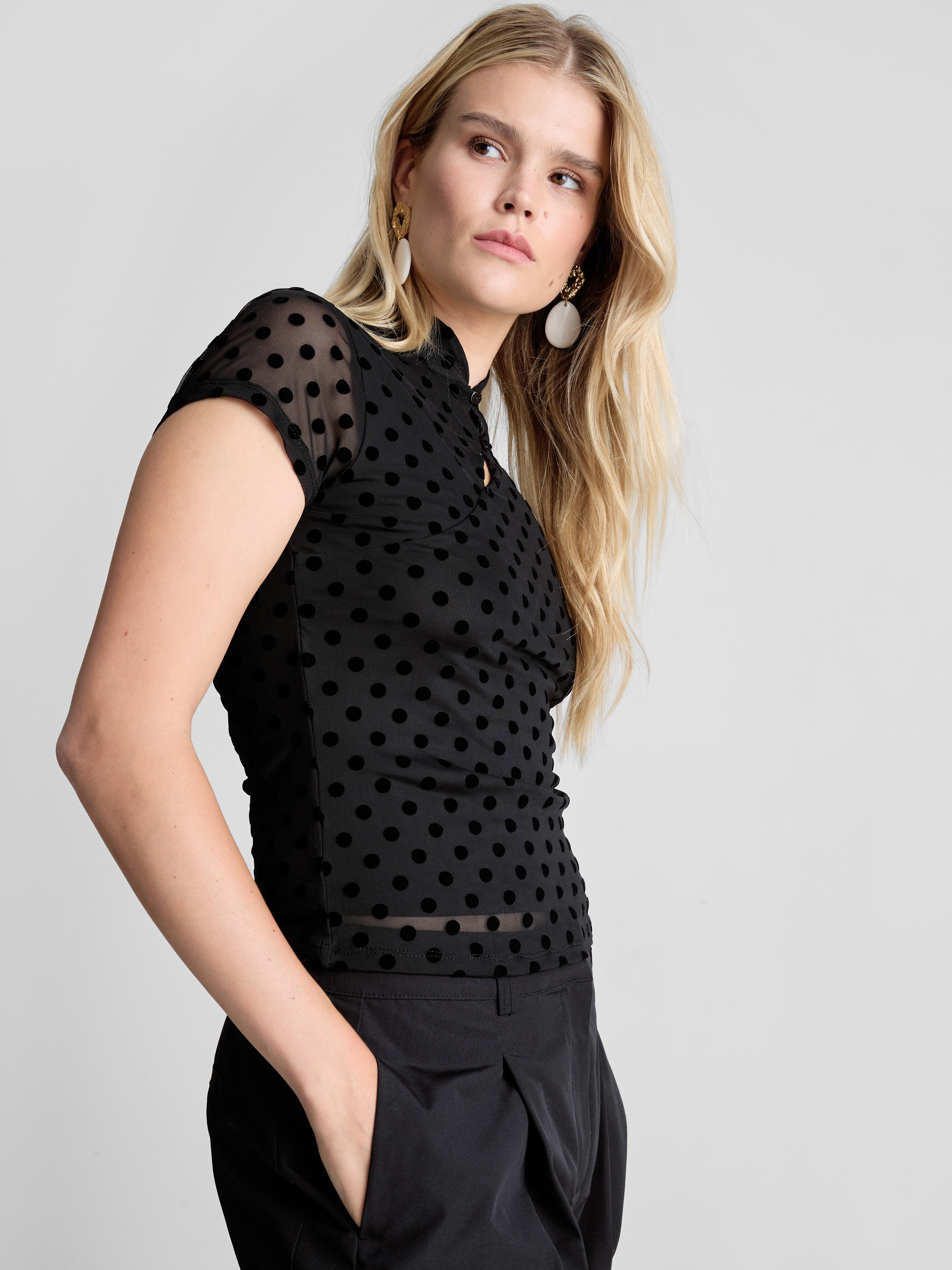 Top de lunares con cuello mao