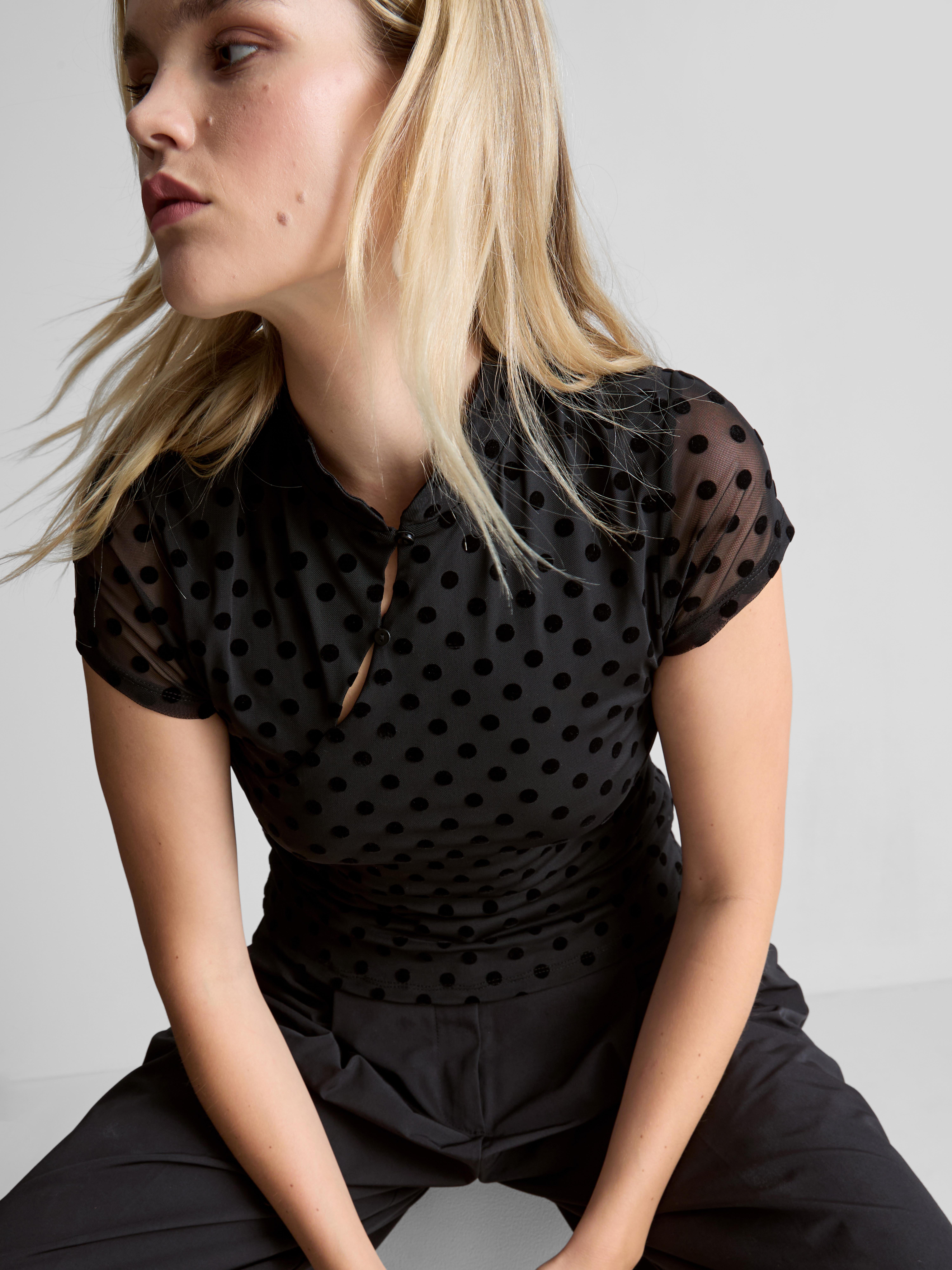 Top de lunares con cuello mao