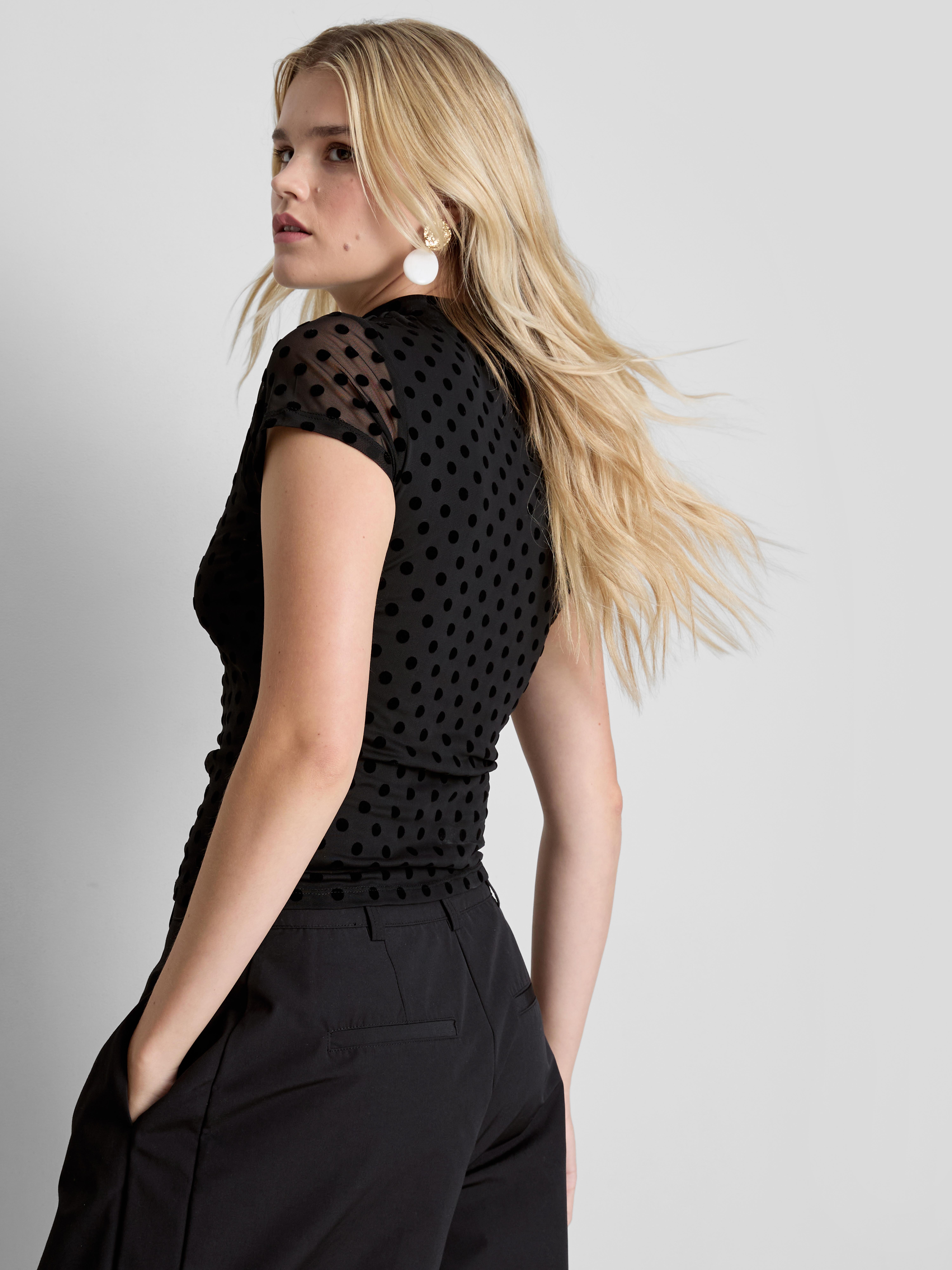 Top de lunares con cuello mao