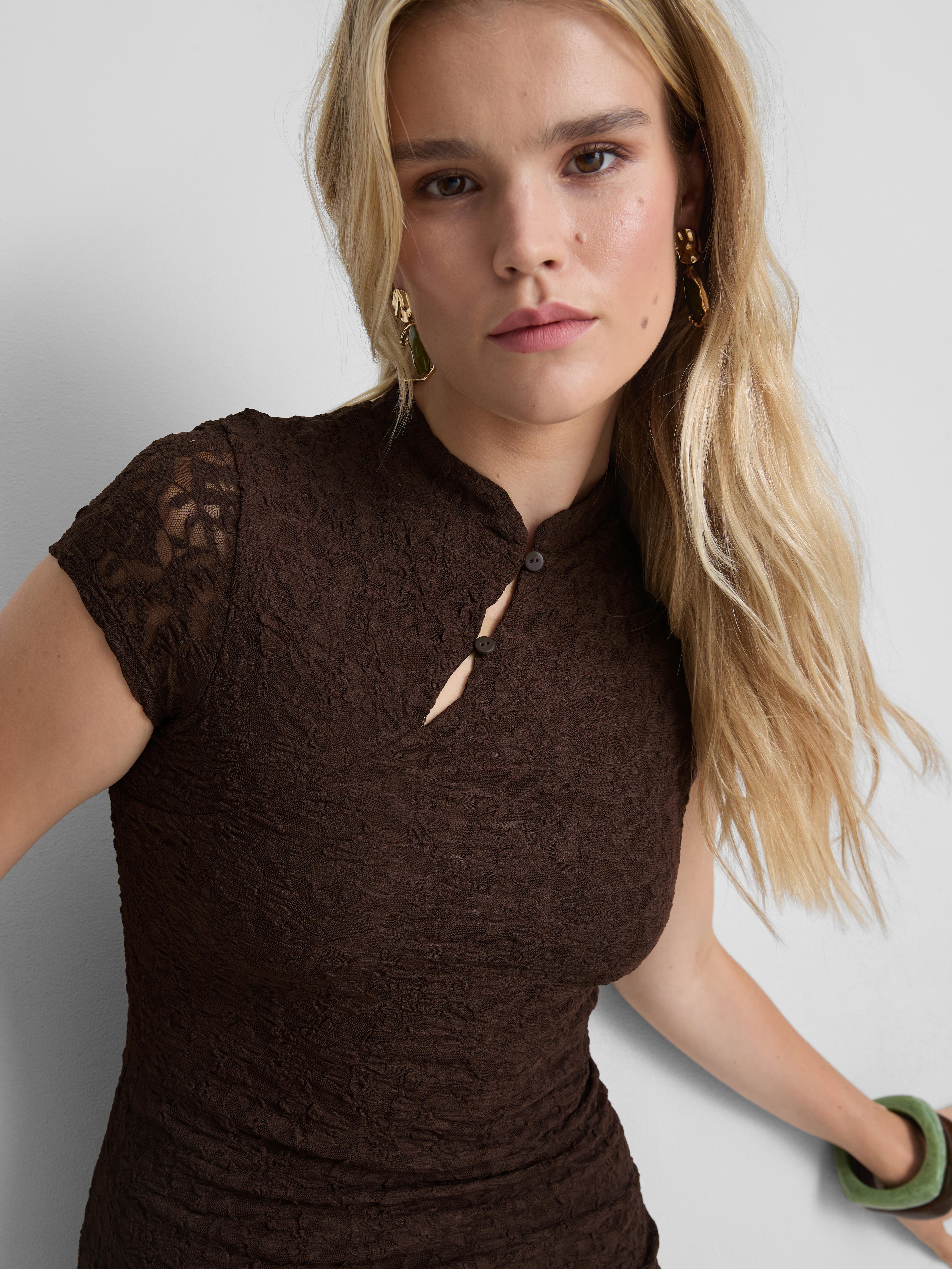 Vestido corto de encaje con cuello mao