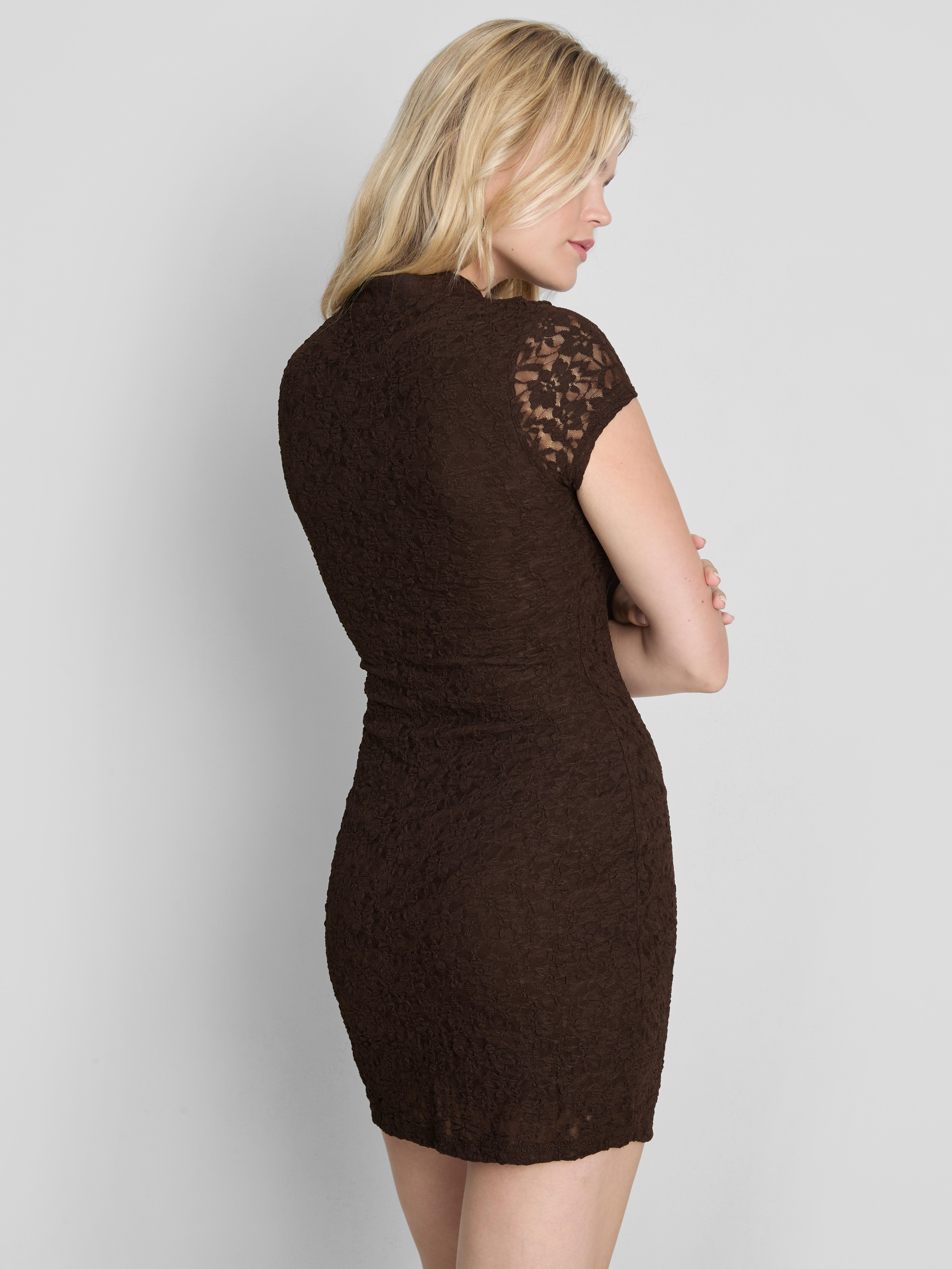 Vestido corto de encaje con cuello mao
