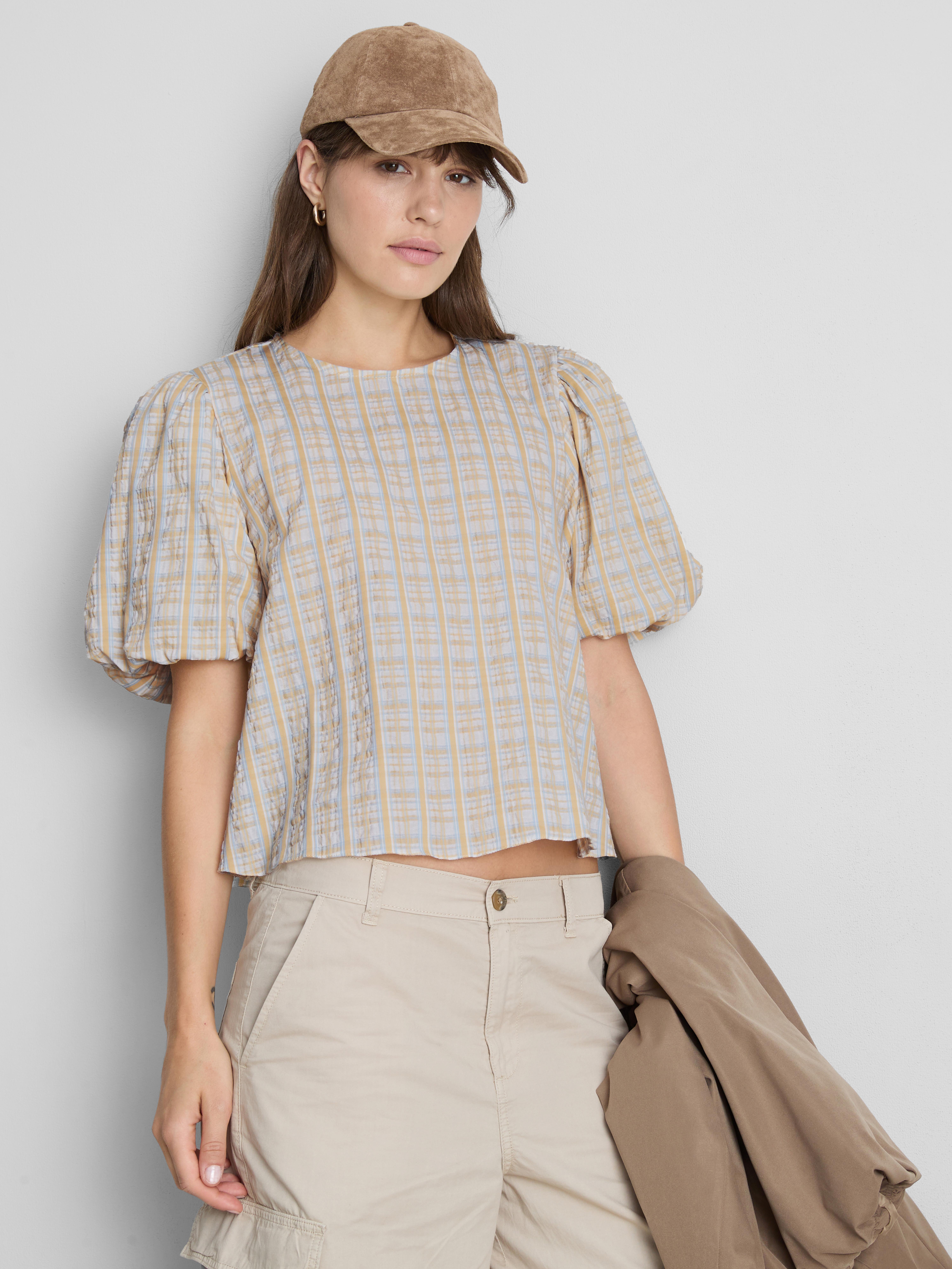 Cropped Seersucker Puff Sleeve Blouse