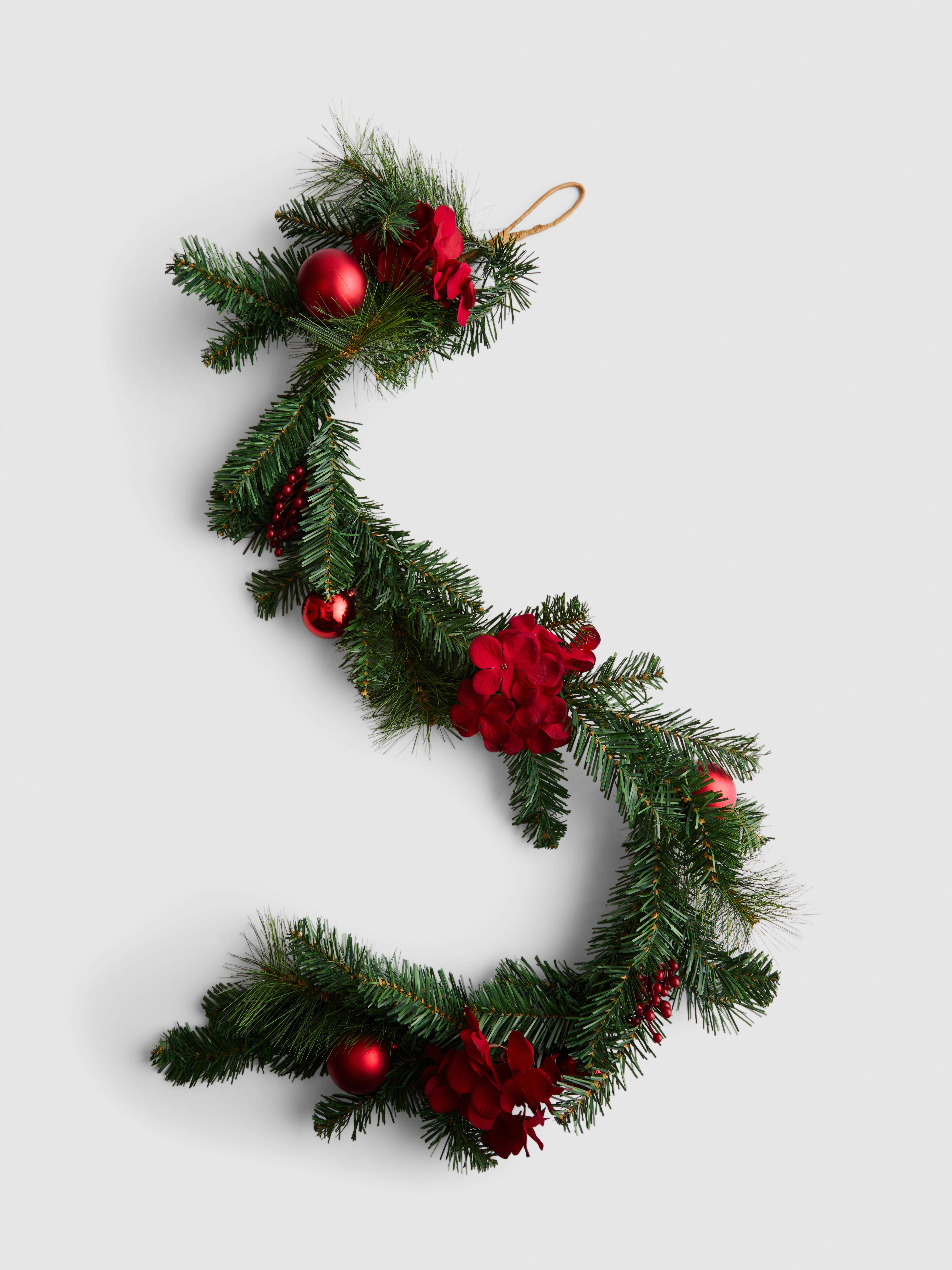 Kerstslinger met bloemen en kerstballen