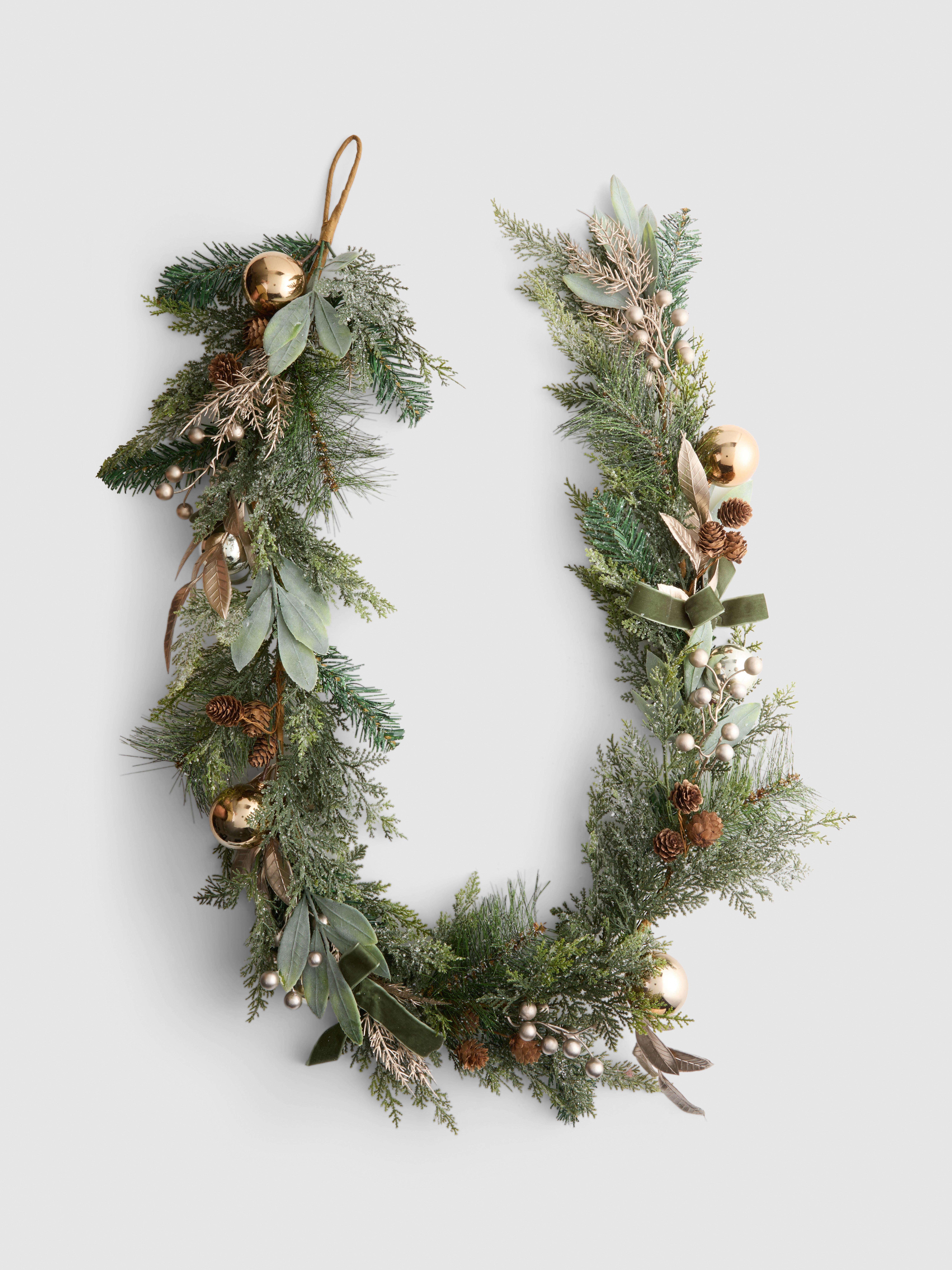 Kerstslingers met loof, dennenappels en ballen