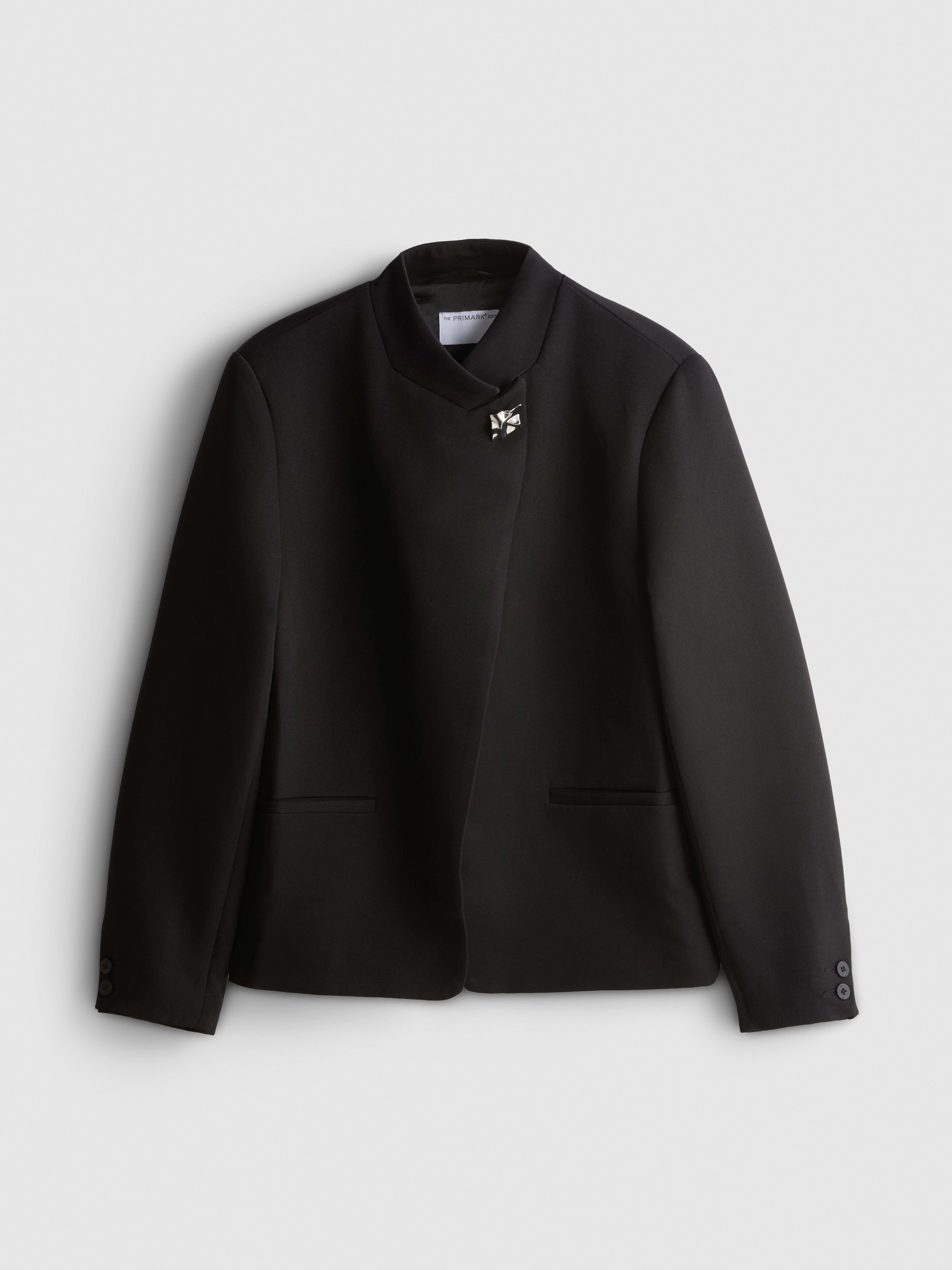 Blazer asimétrica con cuello chimenea de The Edit