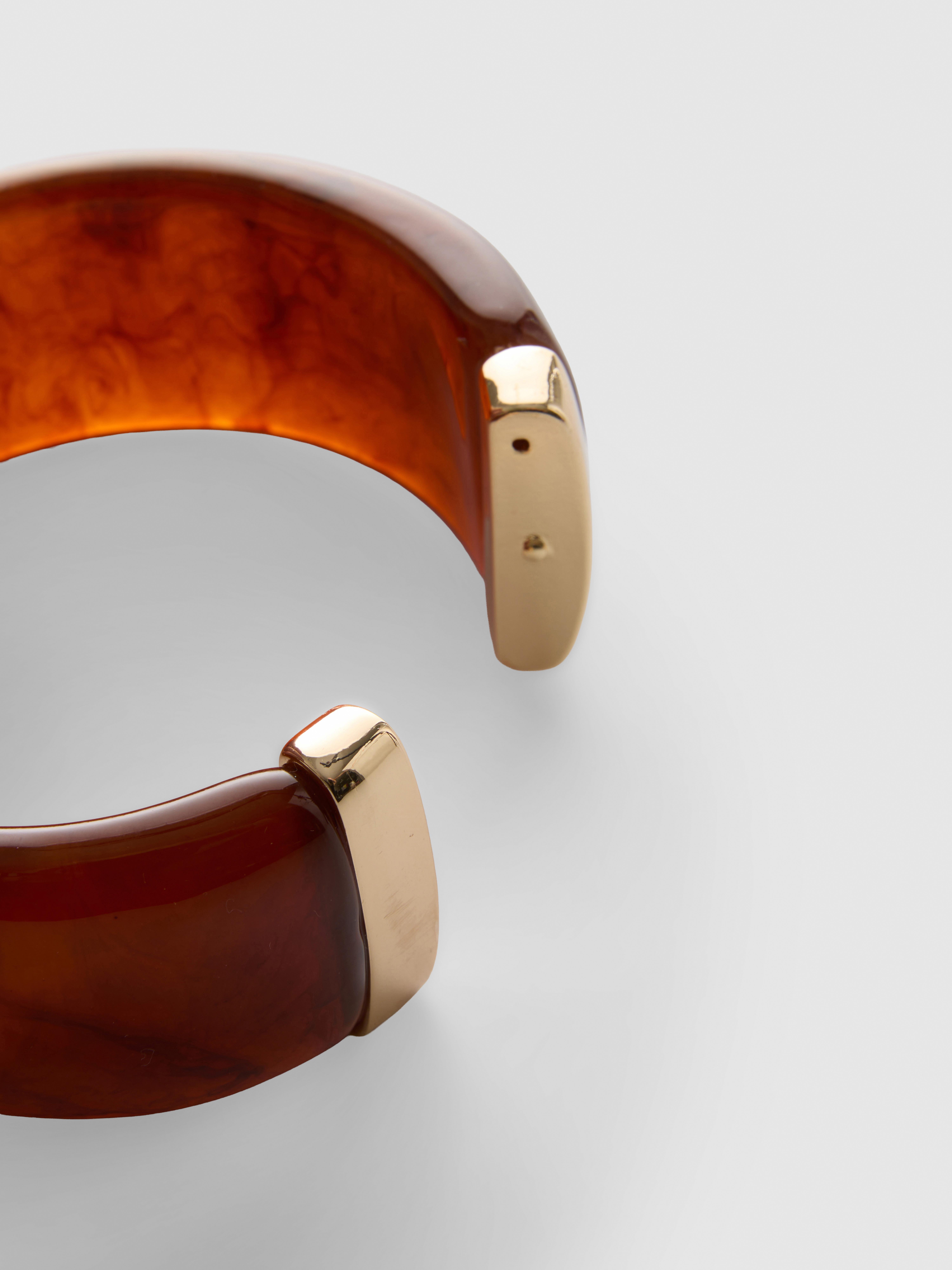 Bracelet à charnière effet résine