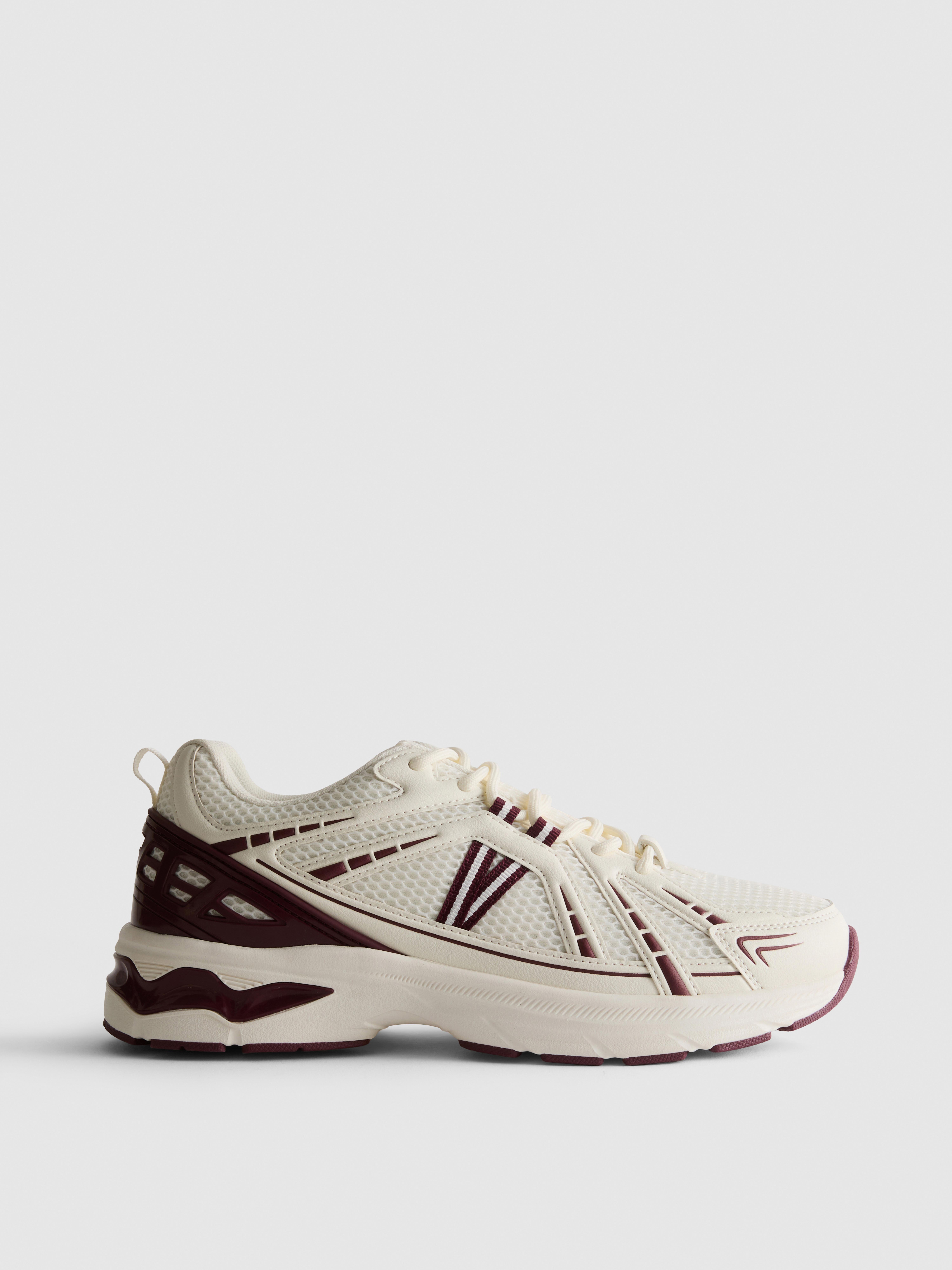 Zapatillas gruesas con detalles tipo jaula