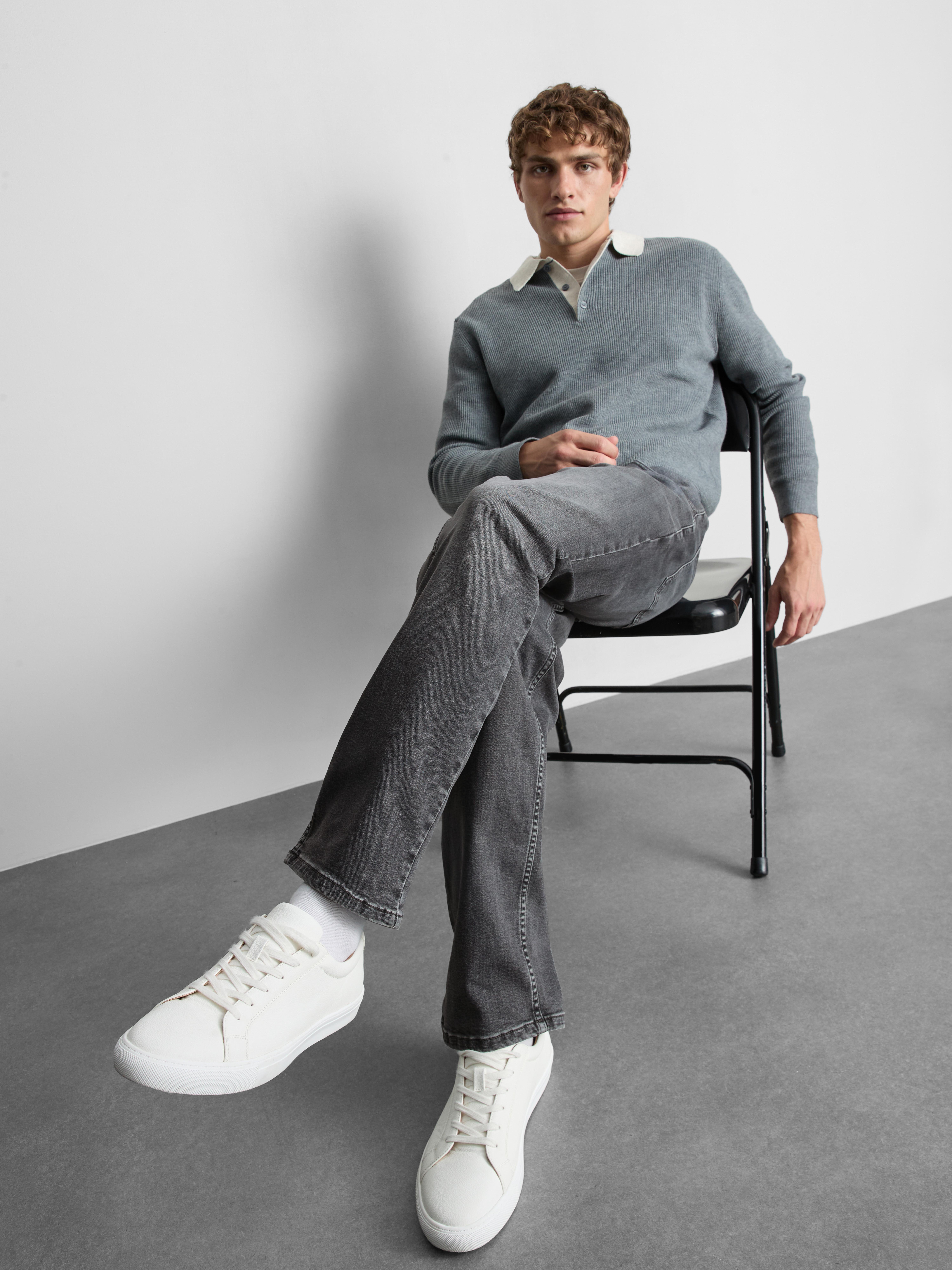 Stretch-Jeans mit geradem Bein und mittlerer Leibhöhe Grau