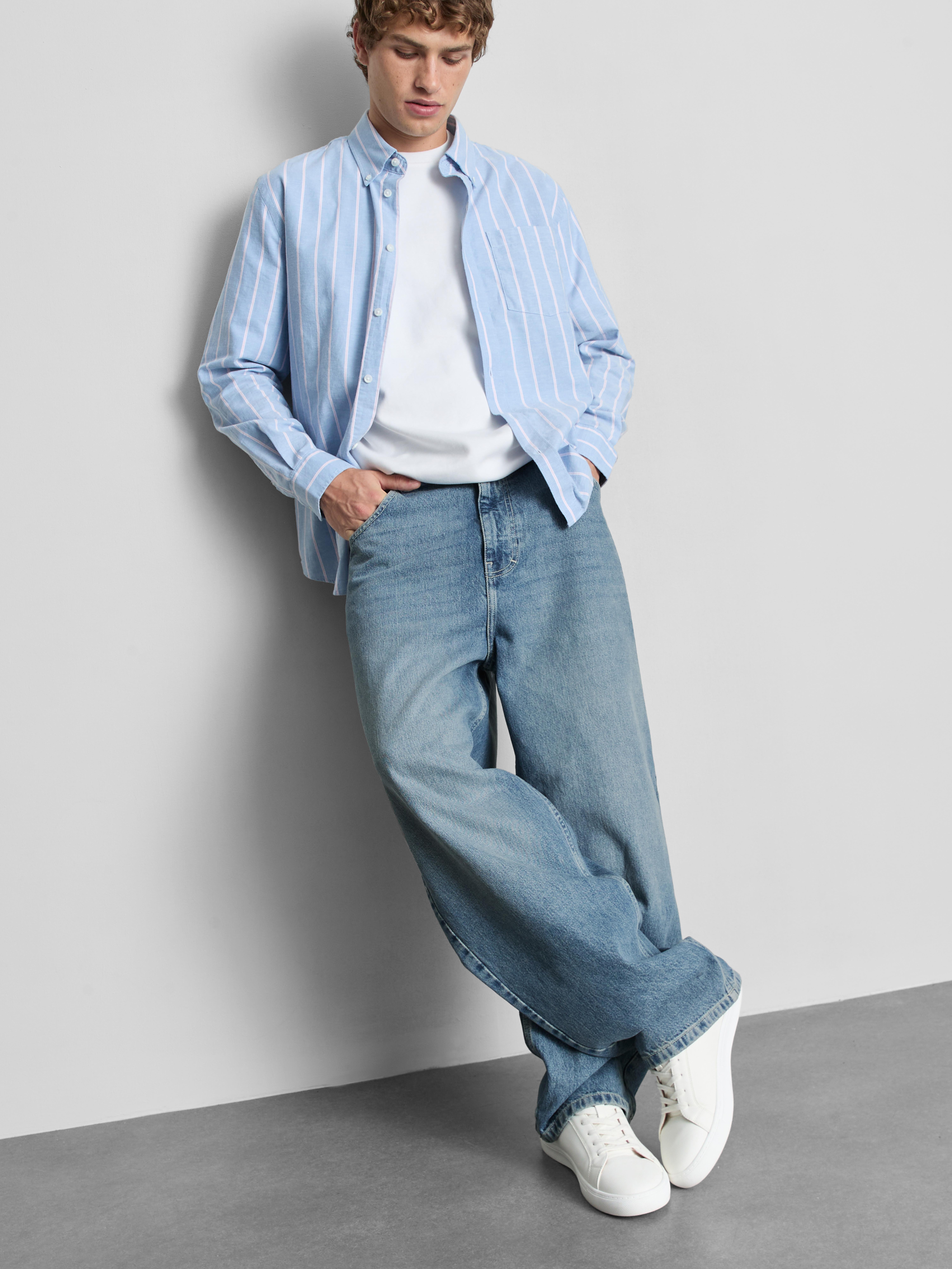 Mid-Rise Baggy Jeans