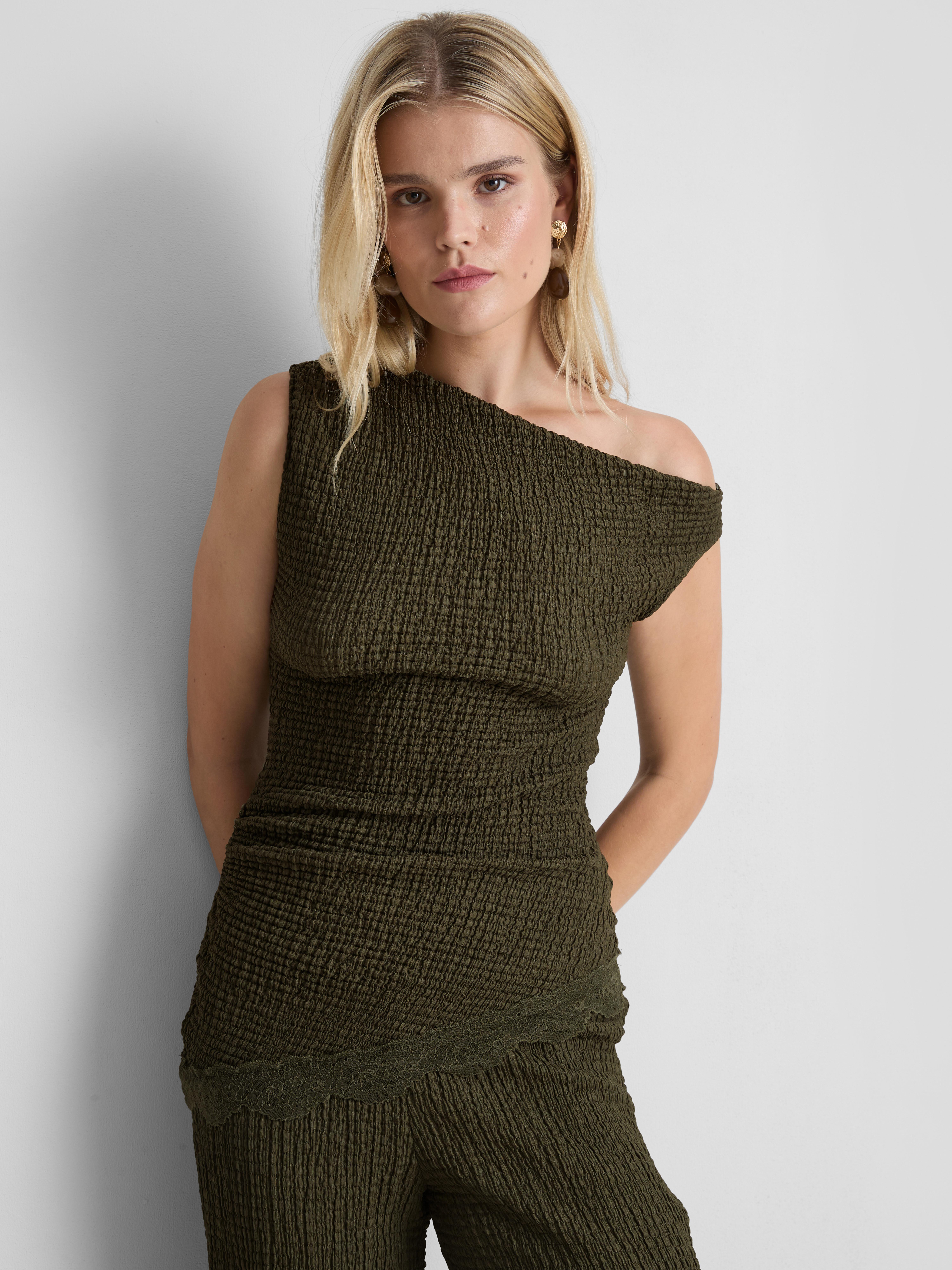 Top con bordo in pizzo asimmetrico strutturato