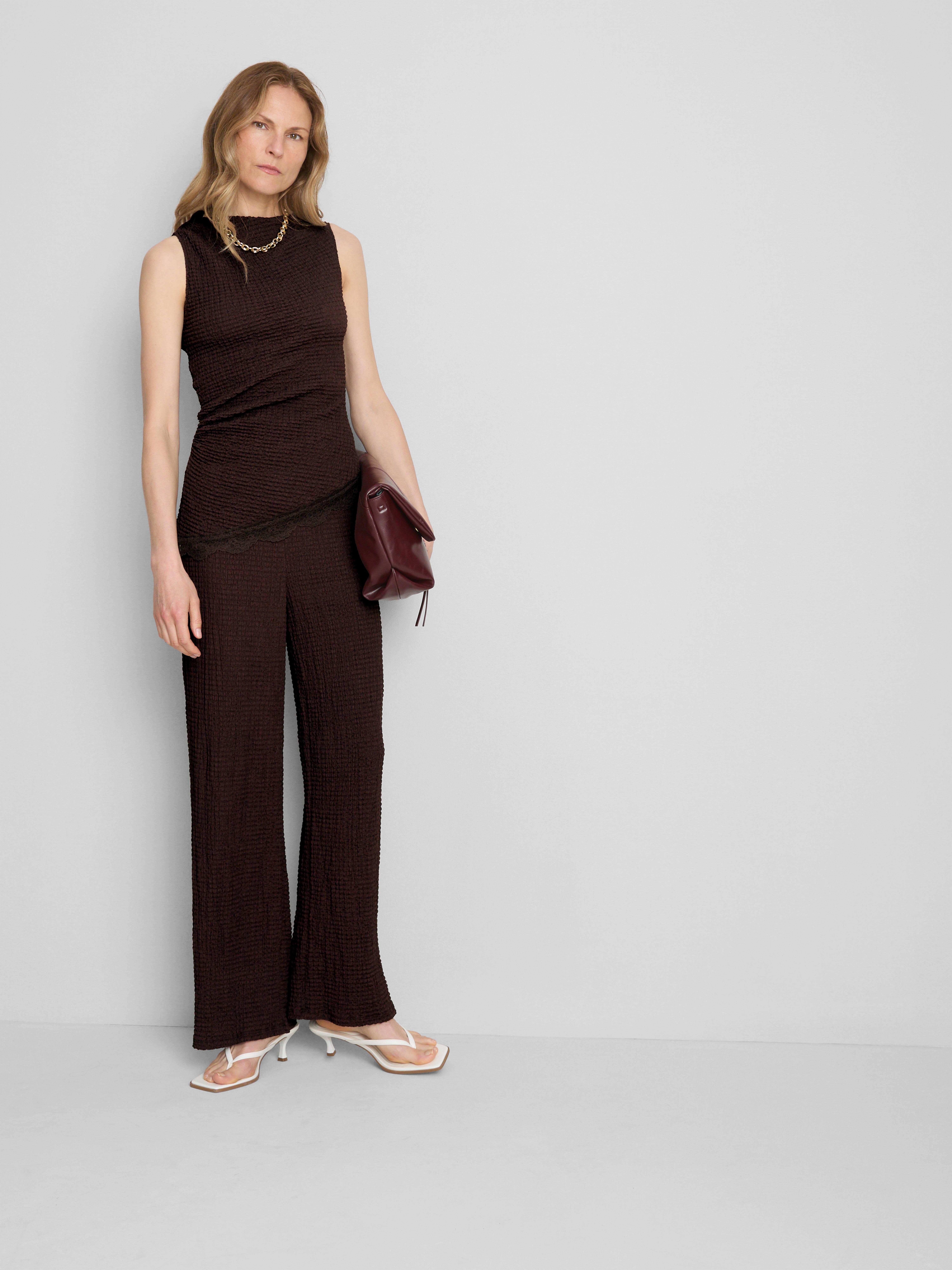 Asymmetrische top met kanten rand en textuur