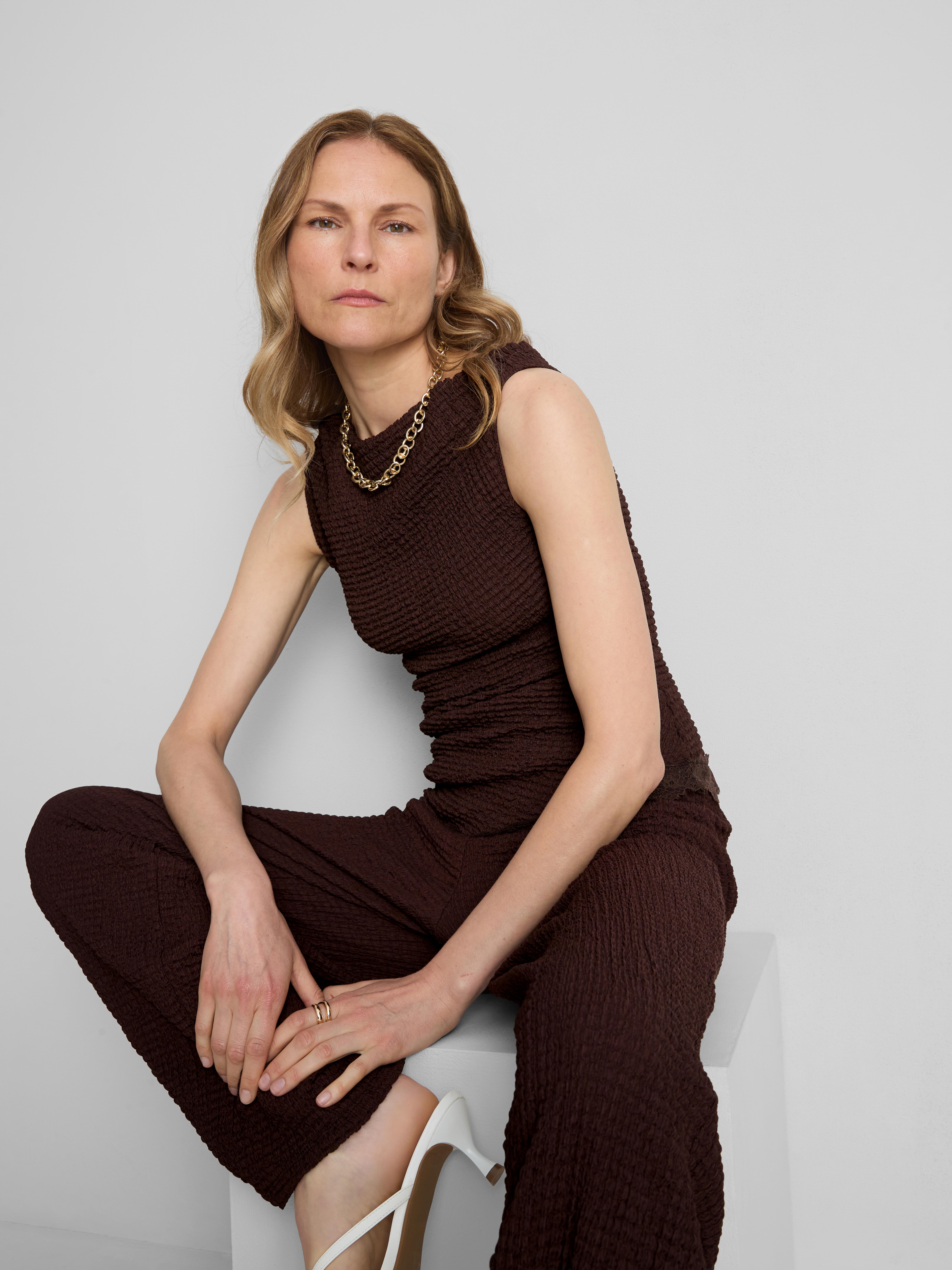 Asymmetrische top met kanten rand en textuur