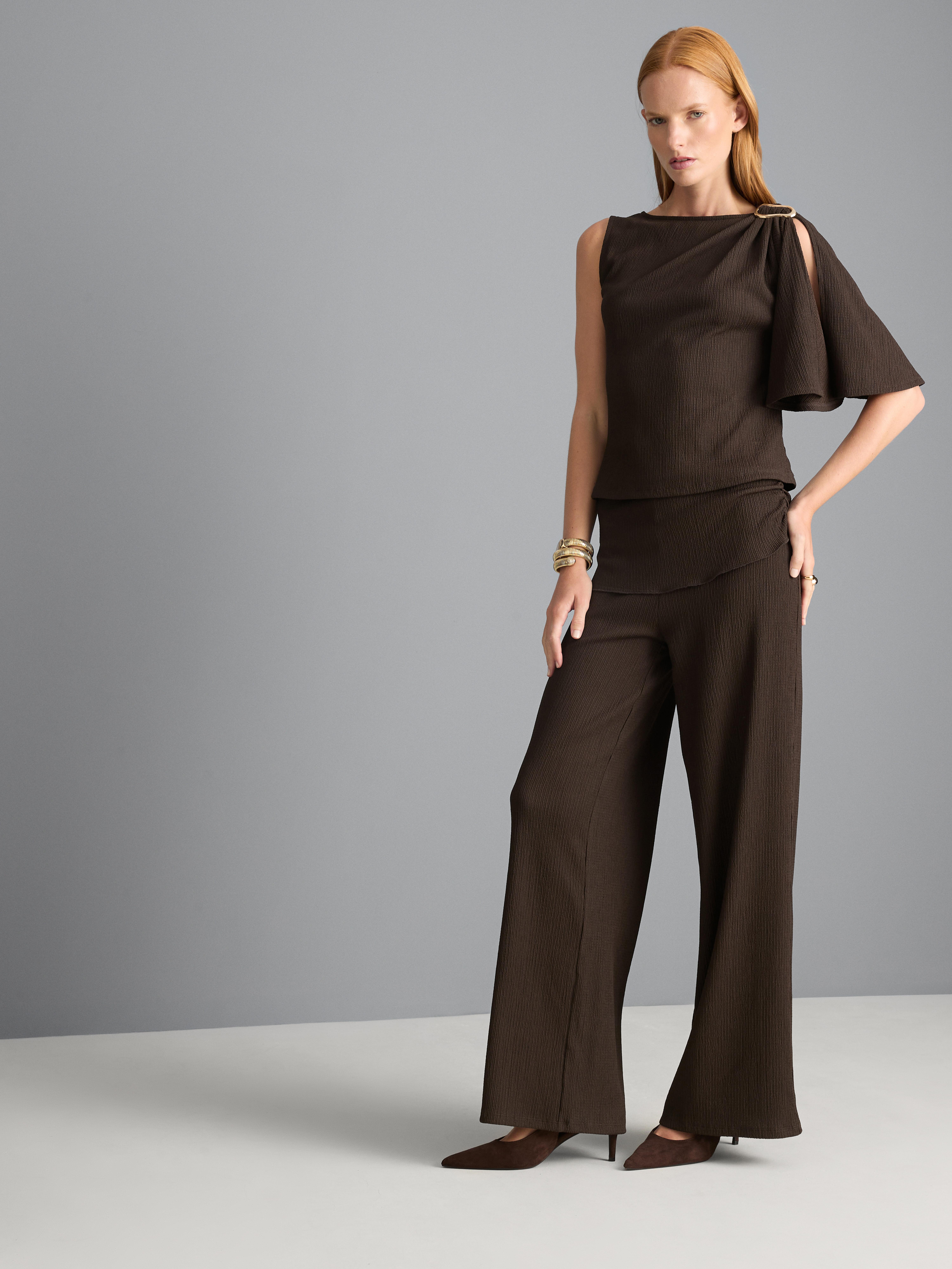 Top met textuur en gedrapeerde mouwen