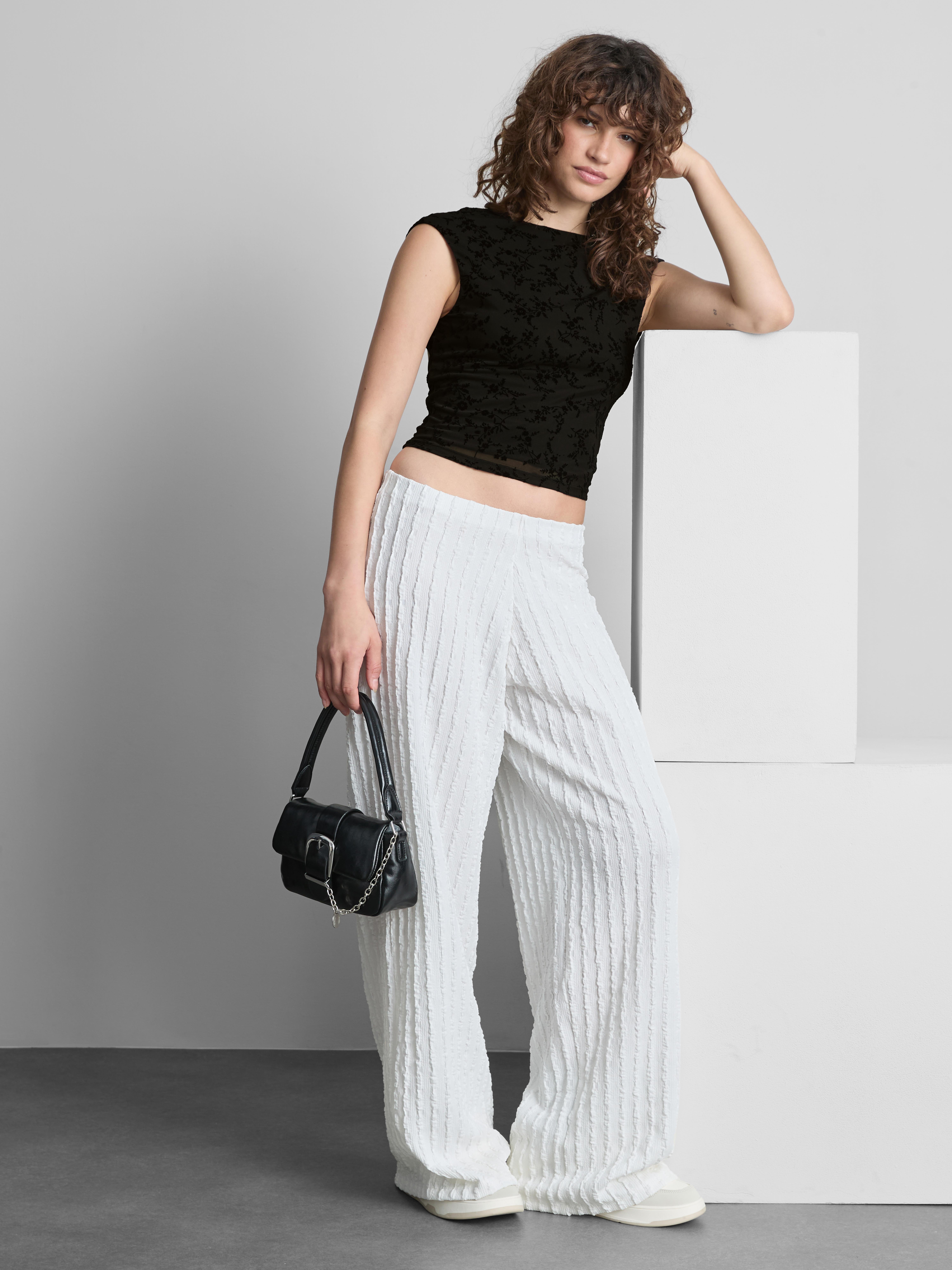 The Primark Scene | Beflocktes Samt-Top mit Flügelärmeln