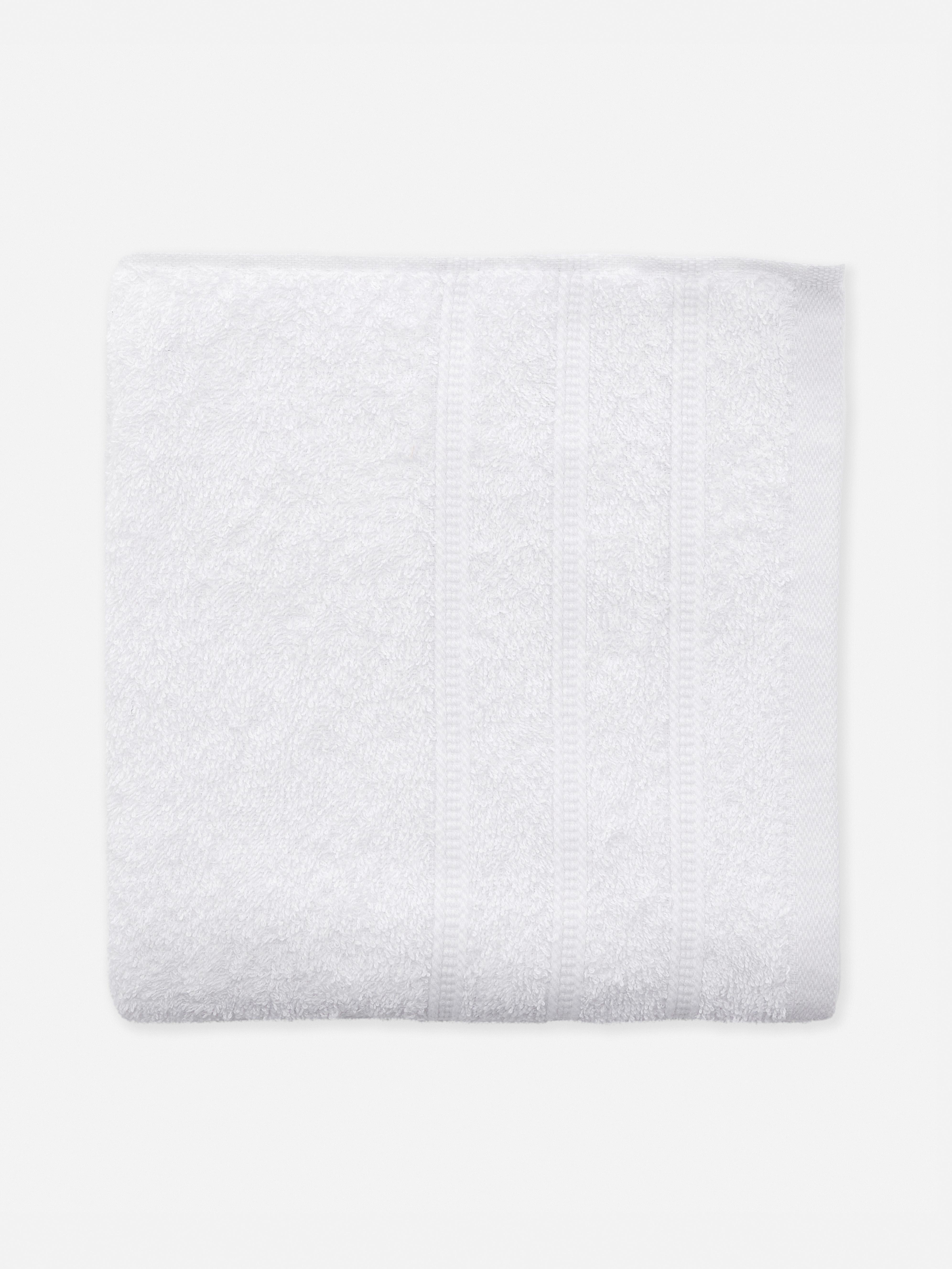 Primark tiene las toallas extra grandes de algodón, para envolverte al  salir de la ducha, a muy buen precio