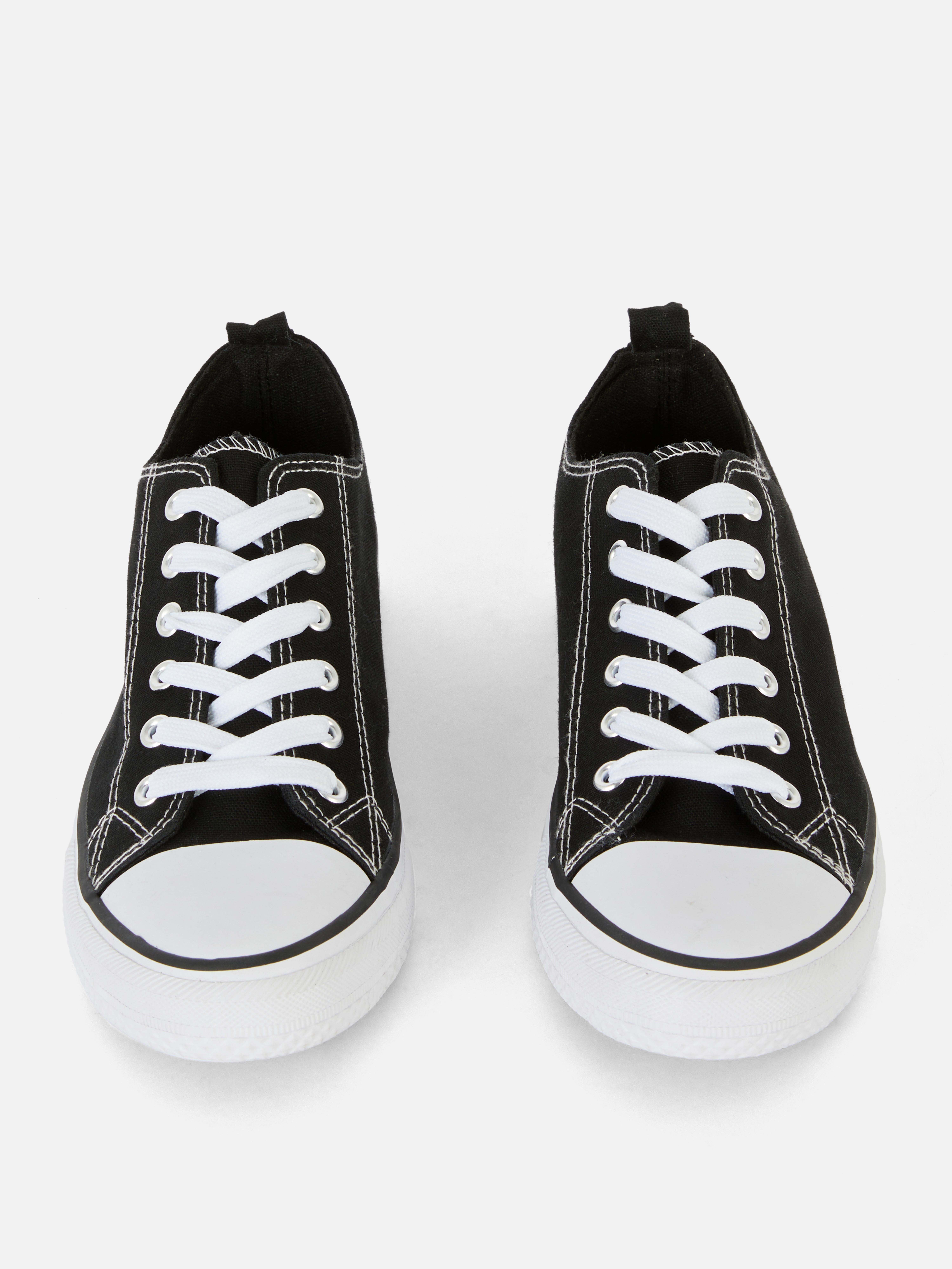 Klasyczne sznurowane buty sportowe z płócienną niską cholewką