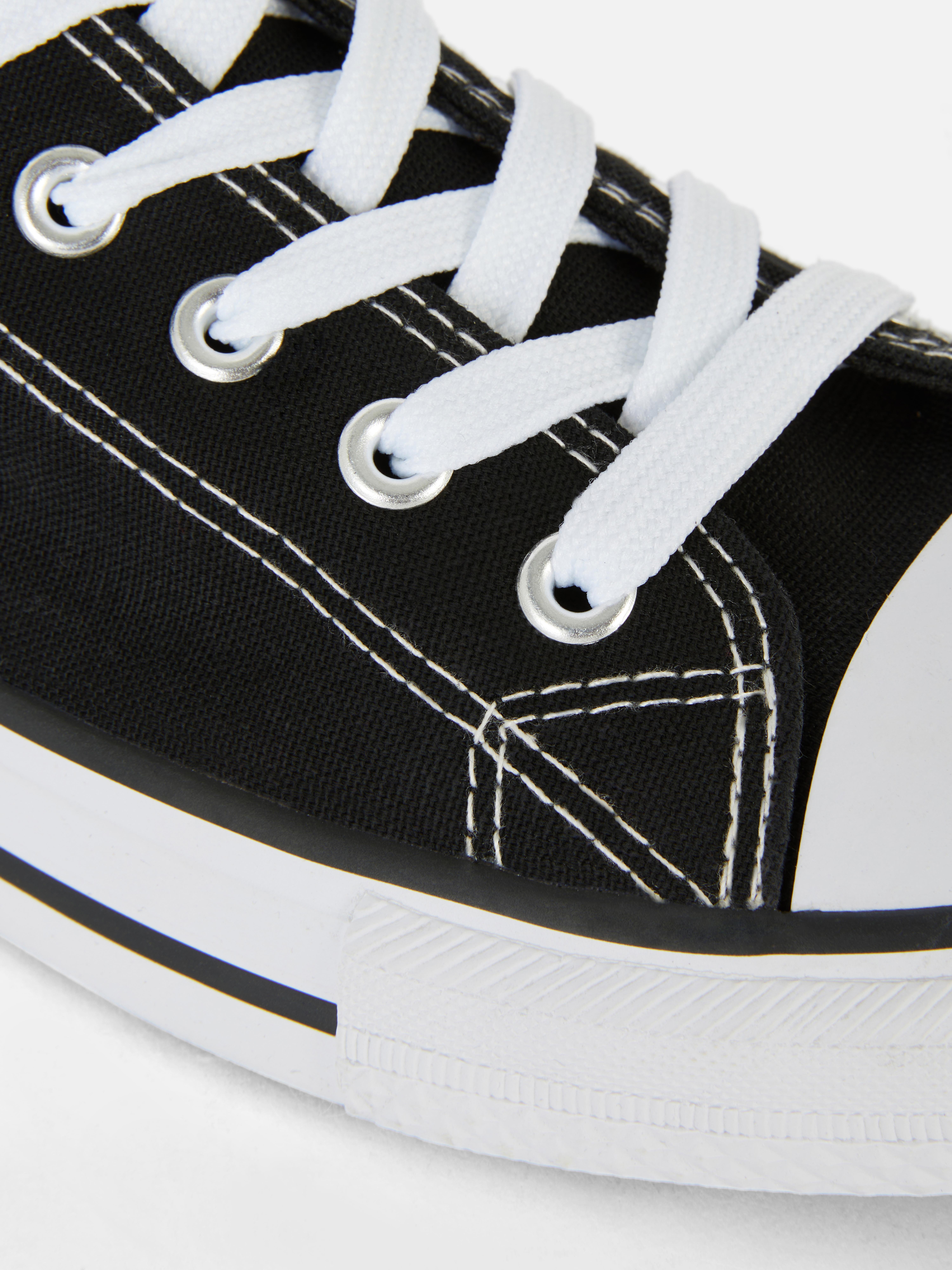 Klasyczne sznurowane buty sportowe z płócienną niską cholewką