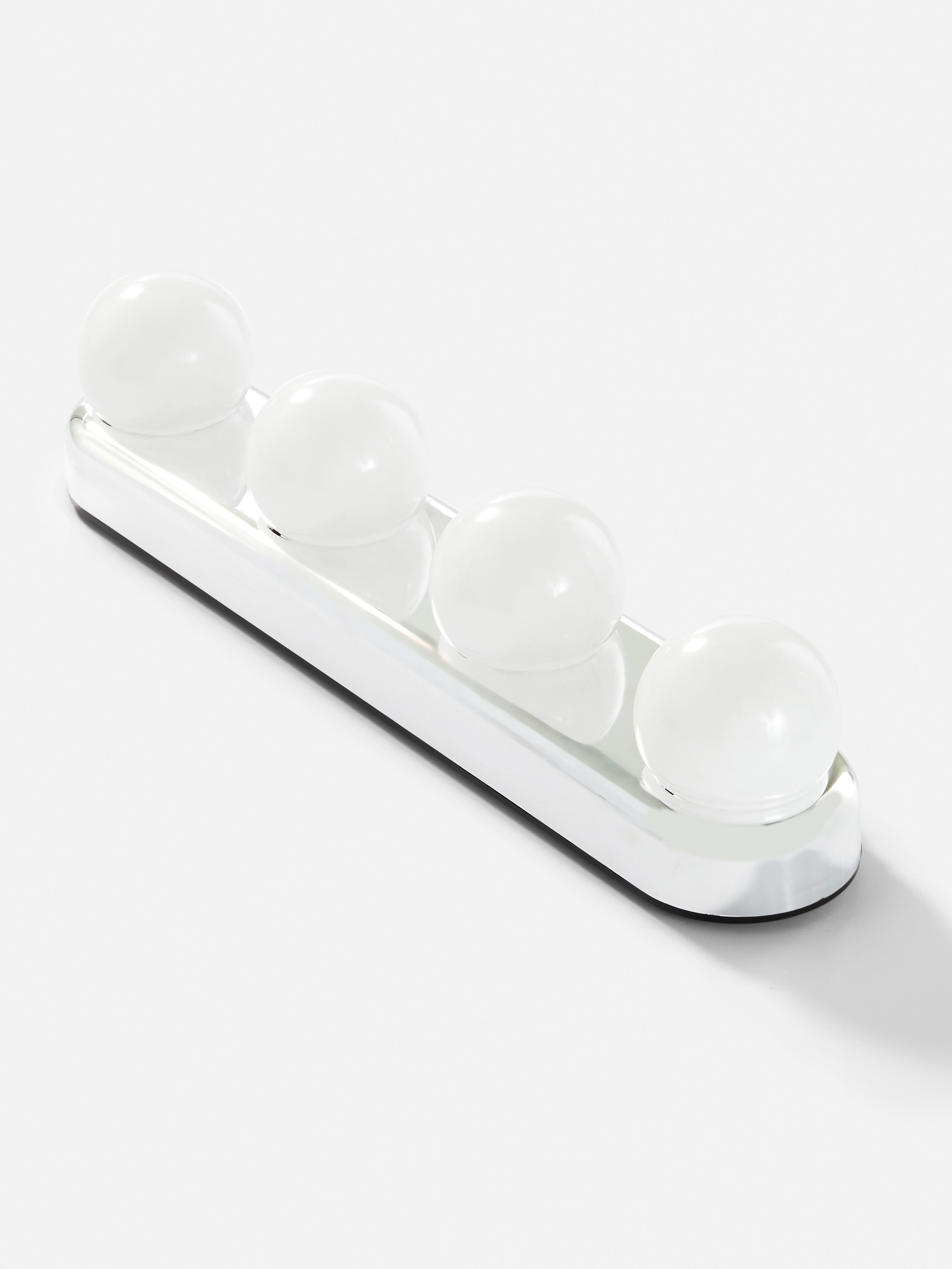 Przyklejana lampka z żarówkami LED Primark