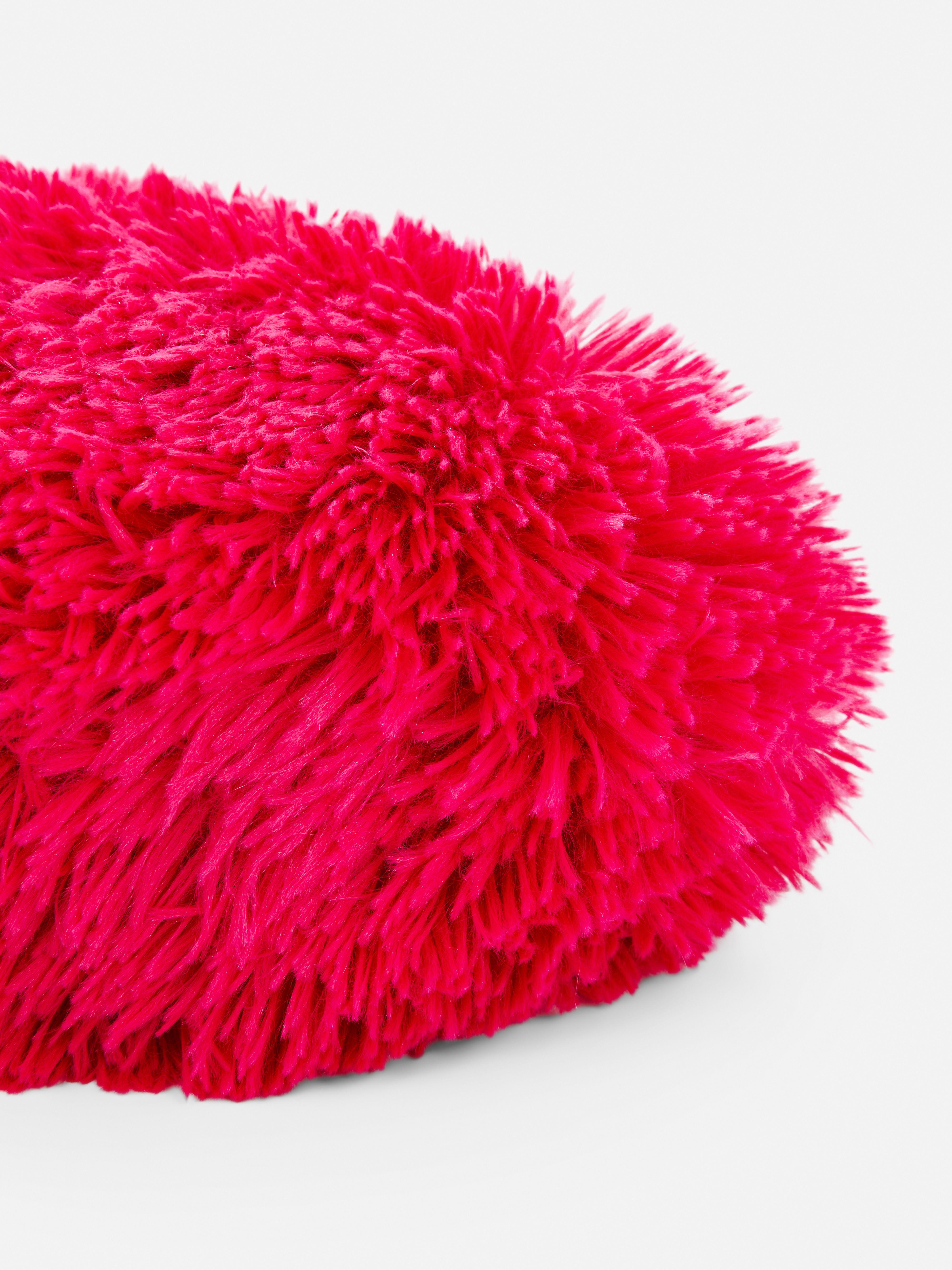 Flauschiges Kissen in Herzform