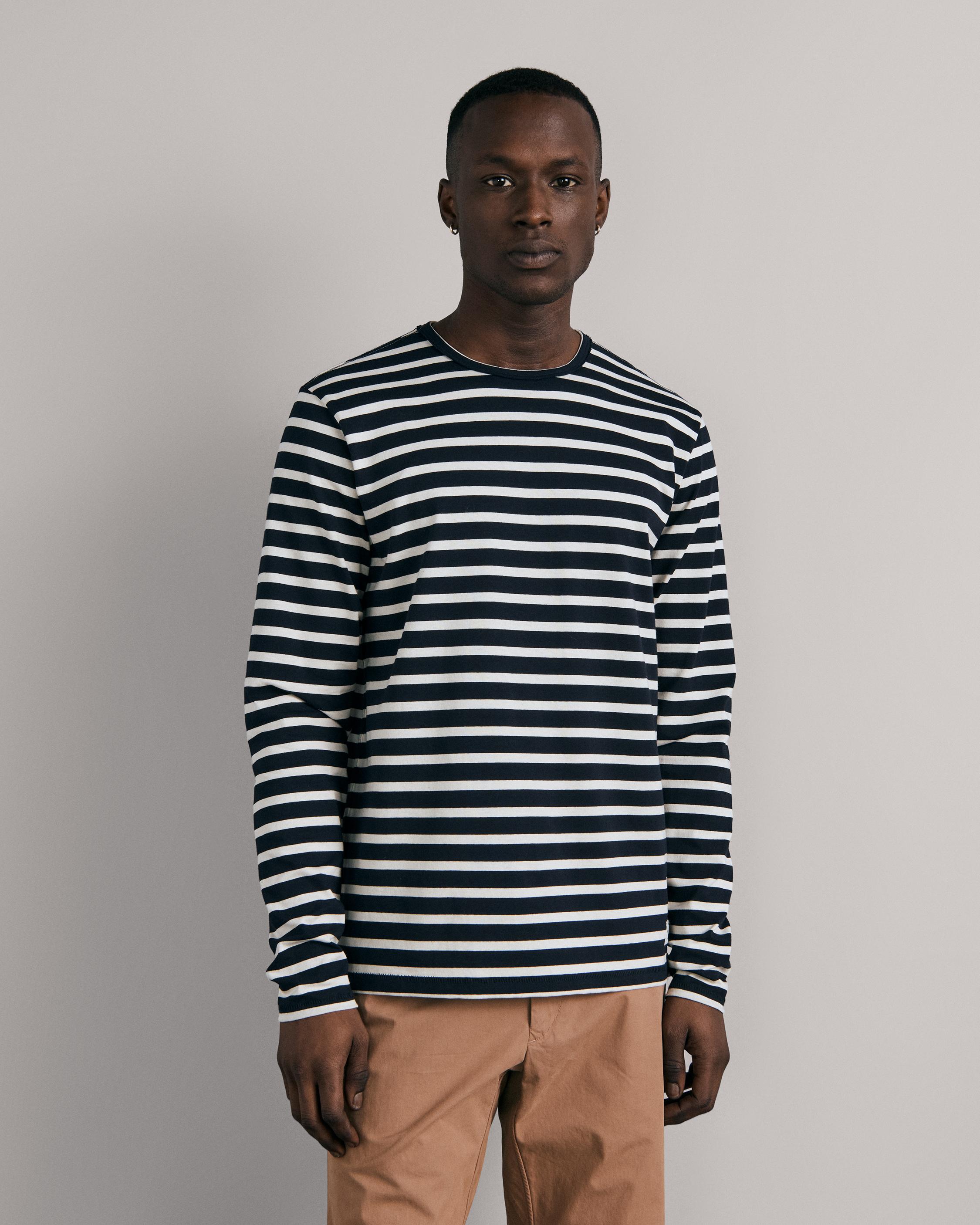 gray long sleeve tee