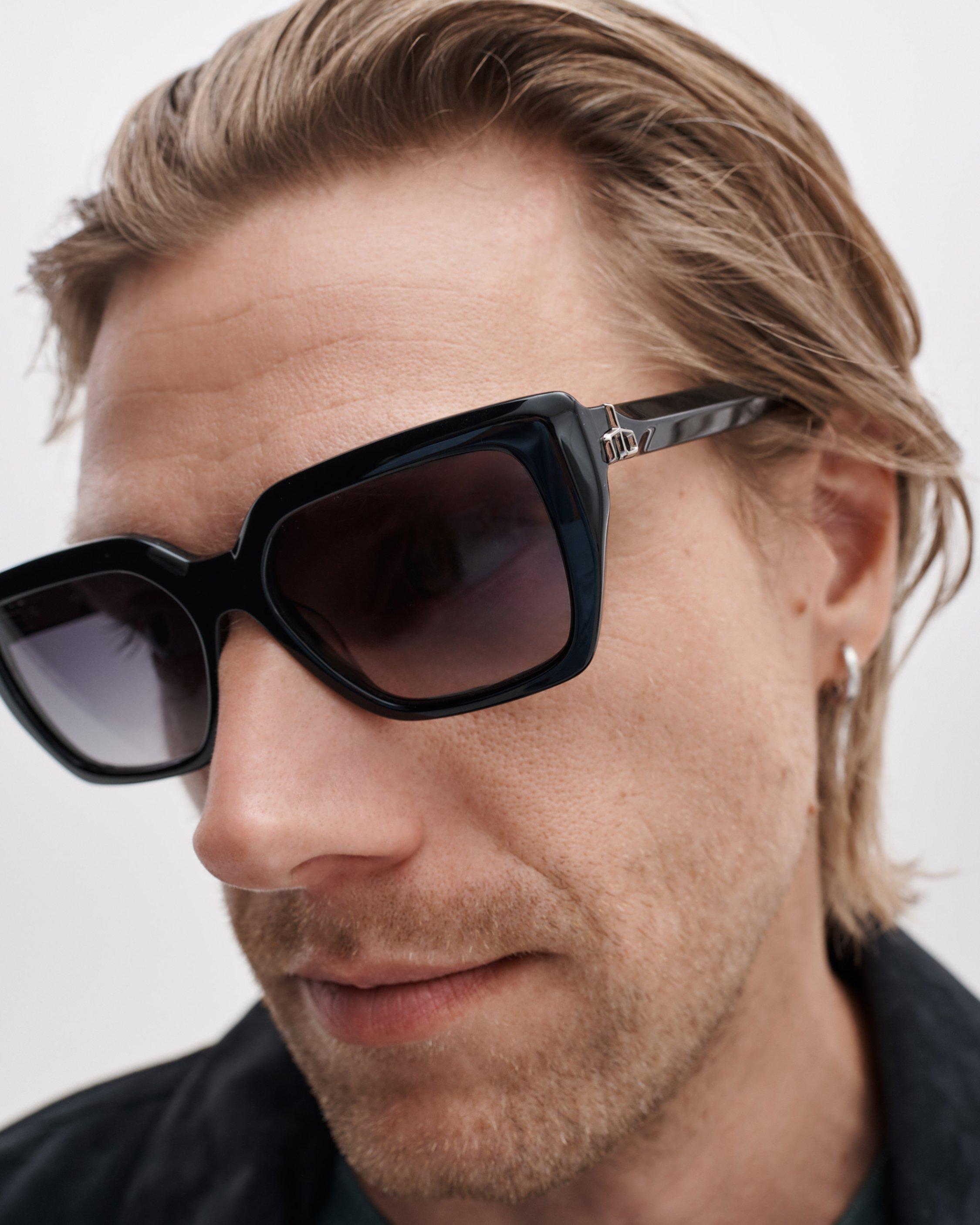 Avery Square Sunglasses image number 2