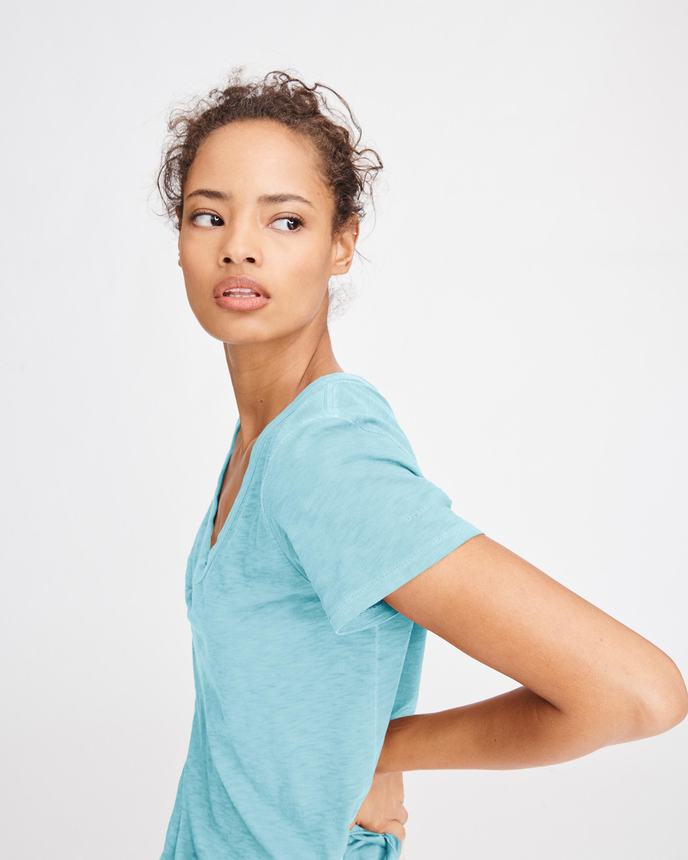 THE SLUB VEE - Aqua | rag & bone | V-Shirts