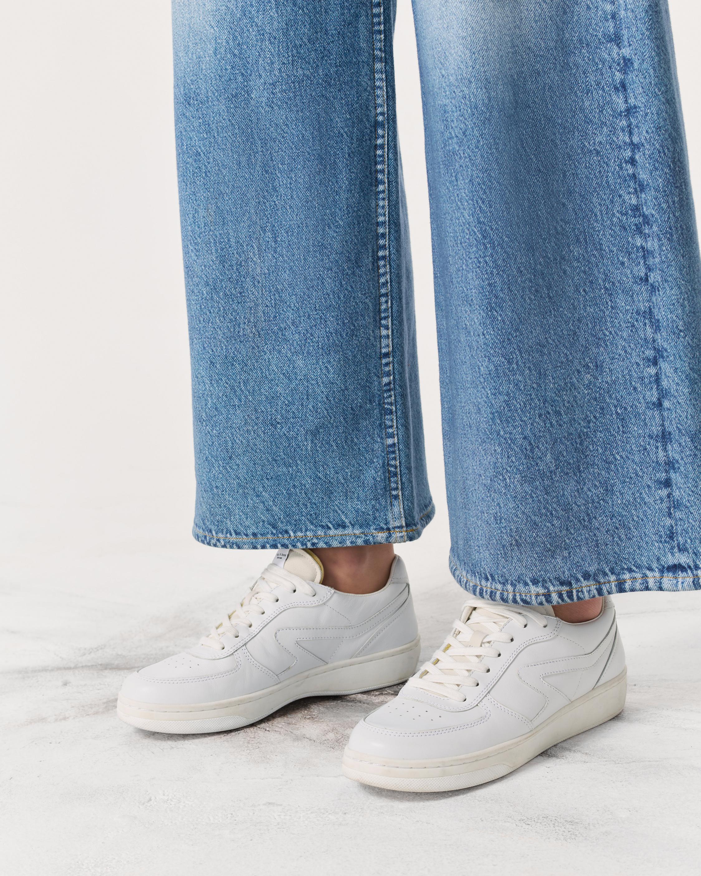 Retro best sale white sneakers