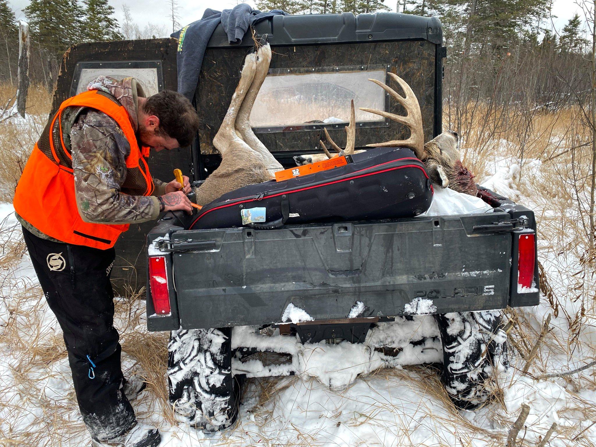 Beat the Cold: A Canadian Deer Hunter's Tips for Staying Warm in the Stand  - Realtree Camo