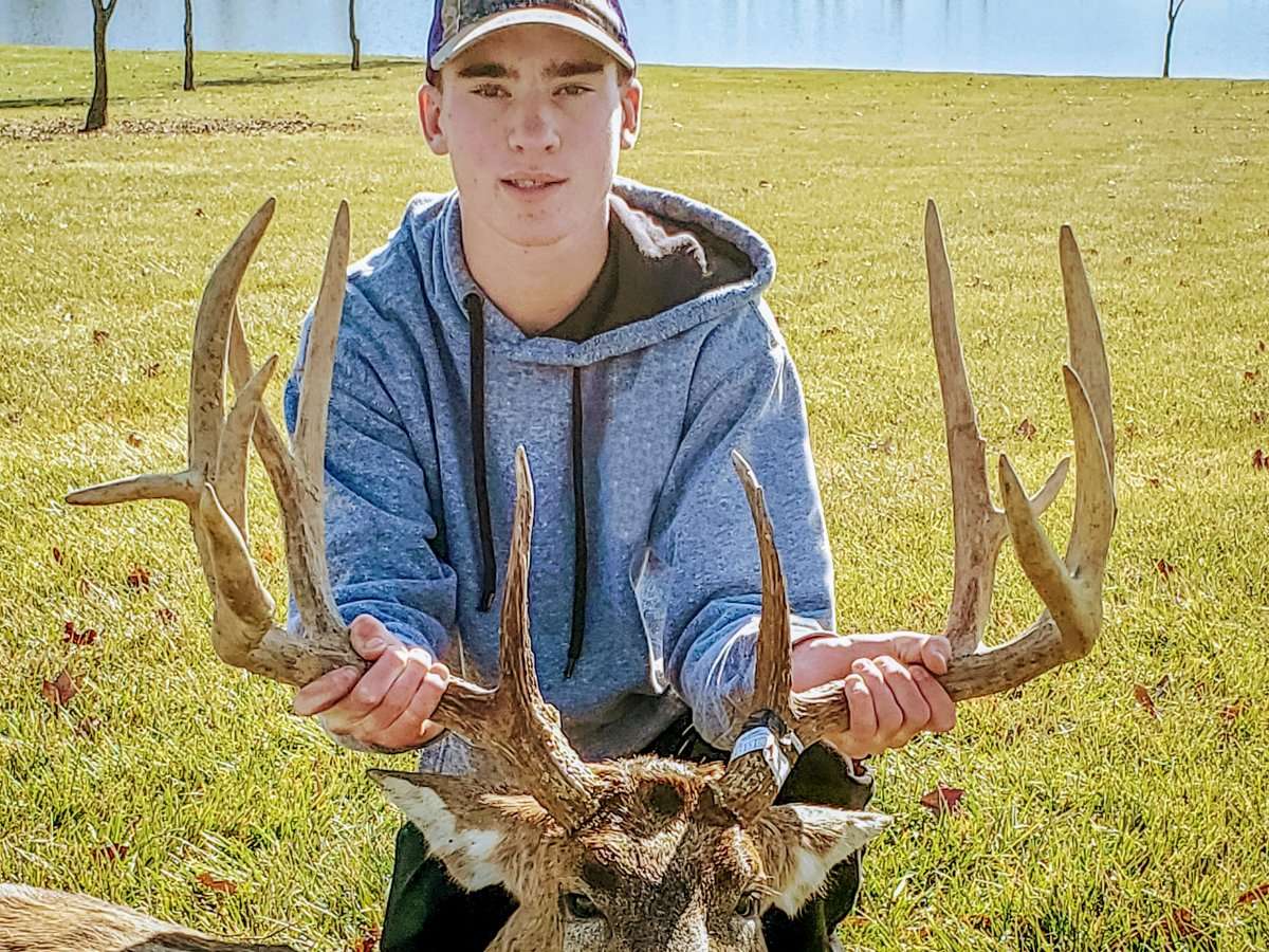 Hunter Beckmann shows off his 203 4/8-inch Illinois buck. (Beckmann photo)