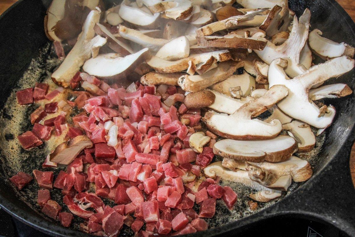 Saute the country ham and mushrooms together.