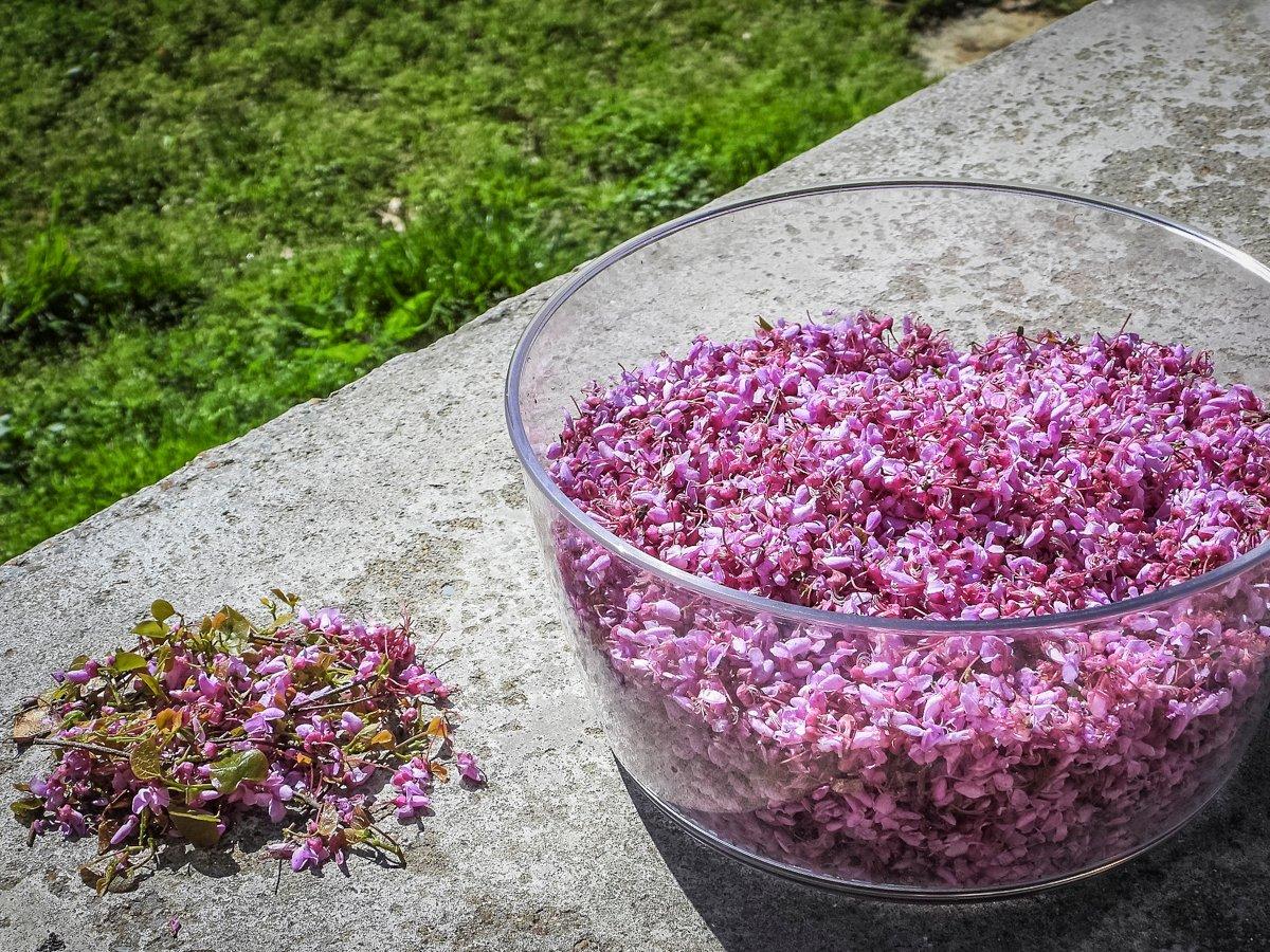 Pick as many stems and leaves from the blossoms as possible.