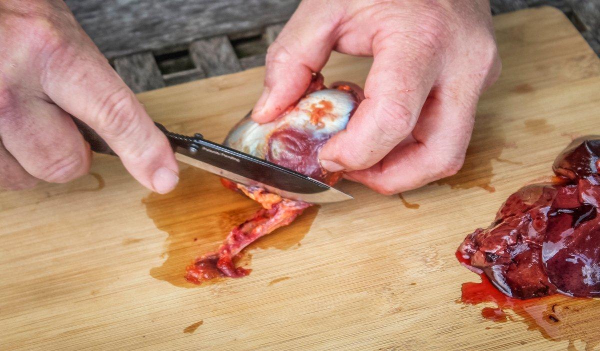 Remove the gizzard and clean up the exterior.