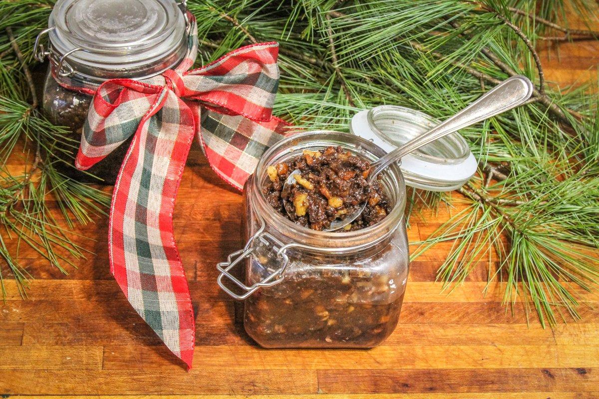 Pack the mincemeat into decorative jars as a gift.