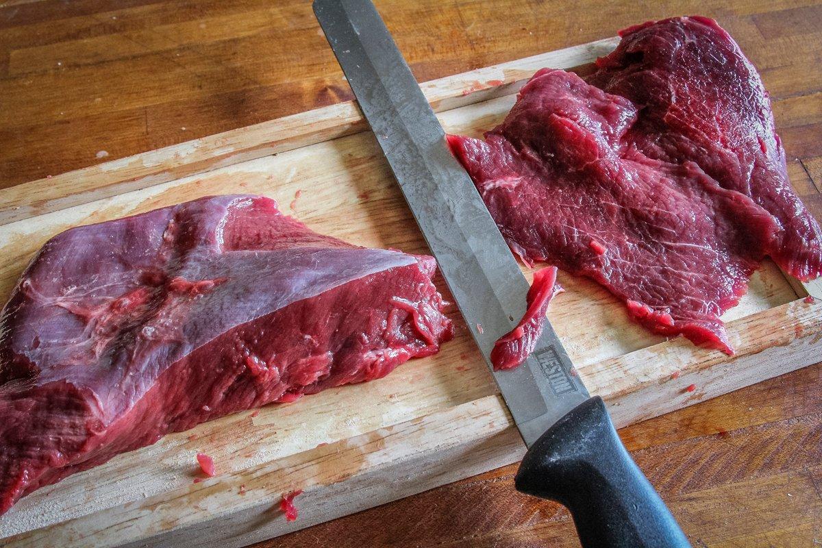 Slice the venison into thin slices.