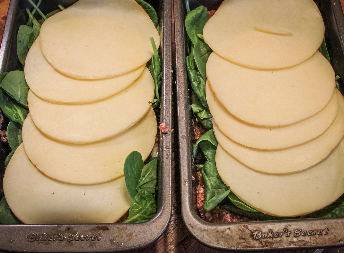 Layer over the spinach leaves and smoked gouda slices.