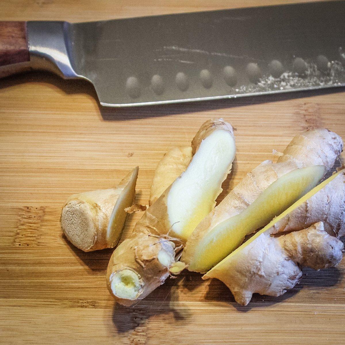 Wash and coarsely slice the ginger. 