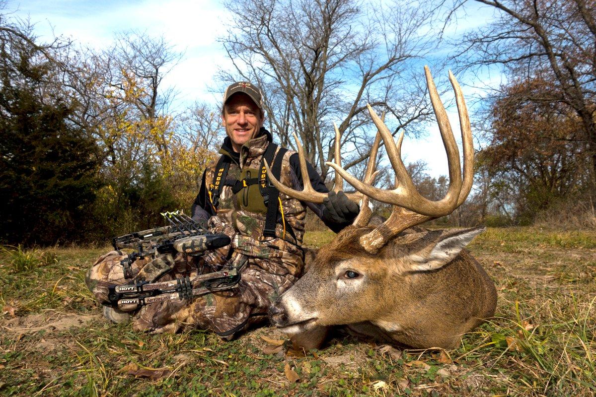 Bill Winke poses with a giant Iowa whitetail. (Midwest Whitetail photo)