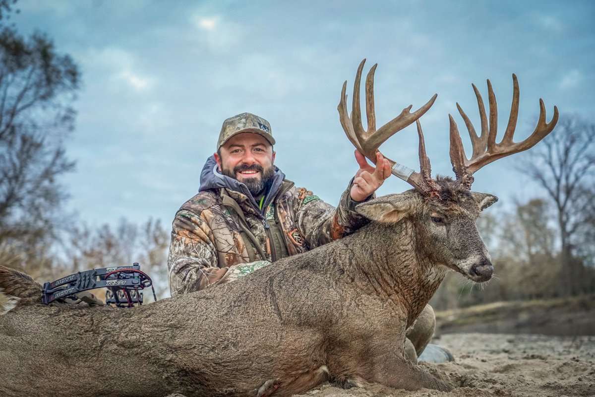 Midwest Whitetail's Mike Reed poses with his 201 5/8-inch buck. (Midwest Whitetail photo)