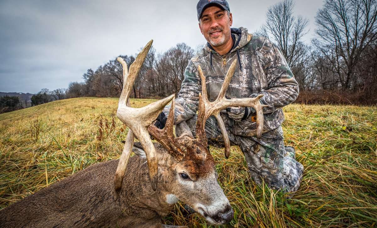 Eguie Machado shows off his huge quadruple-droptine buck. (Dave Voisey and Eguie Machado photos)