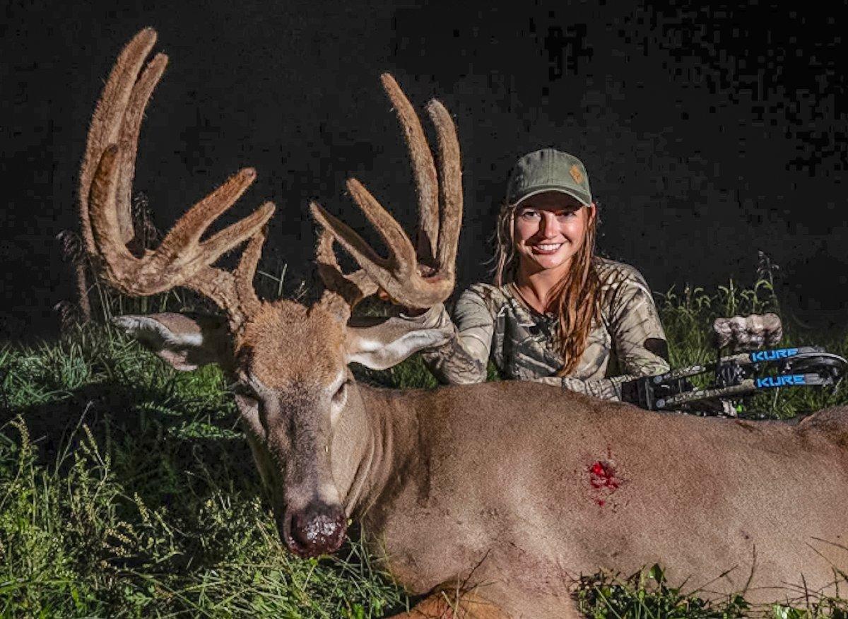 Hannah Barron poses with her full-velvet Kentucky buck. (Hannah Barron photo)