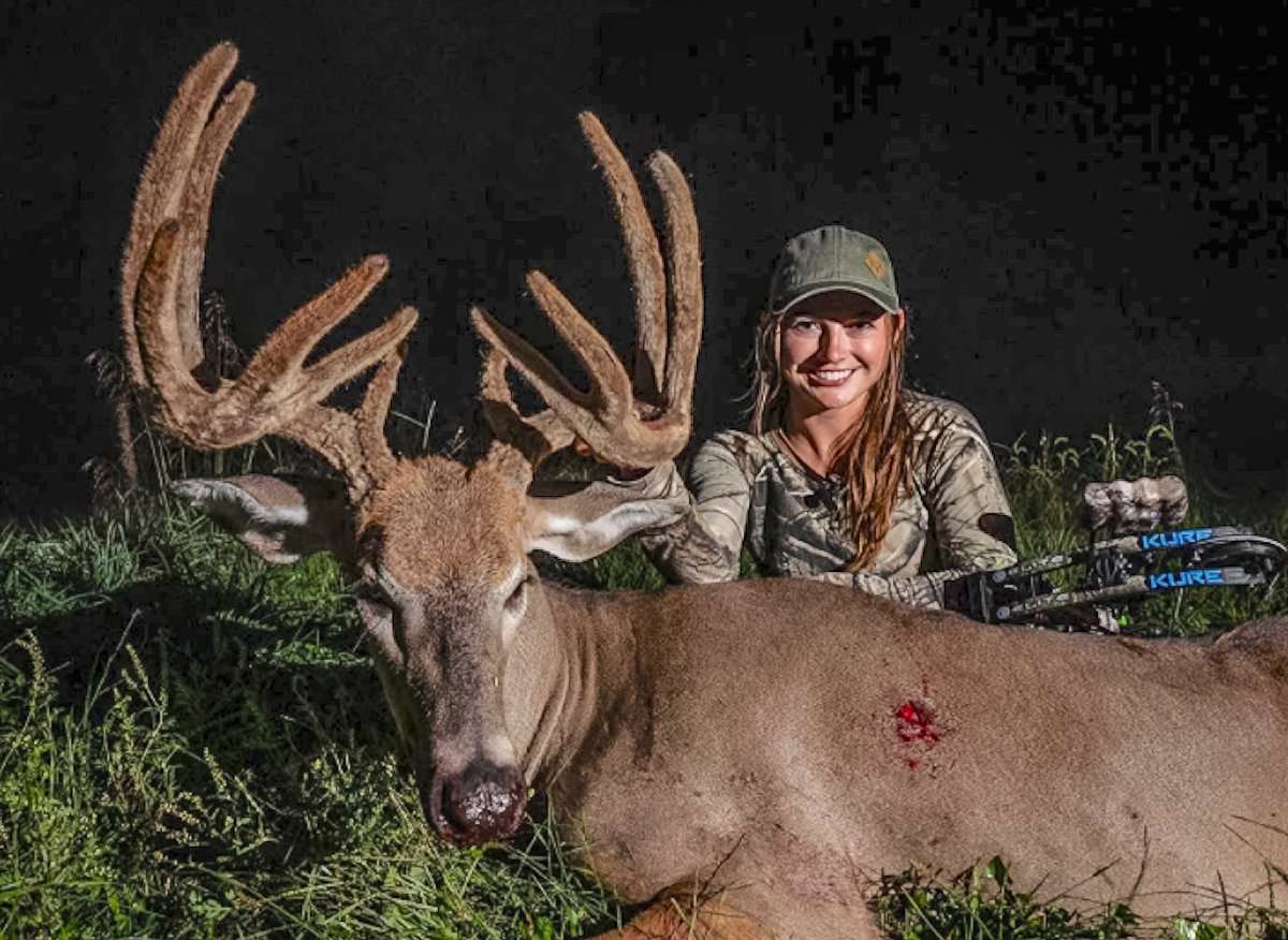 Hannah Barron poses with her full-velvet Kentucky buck. (Hannah Barron photo)