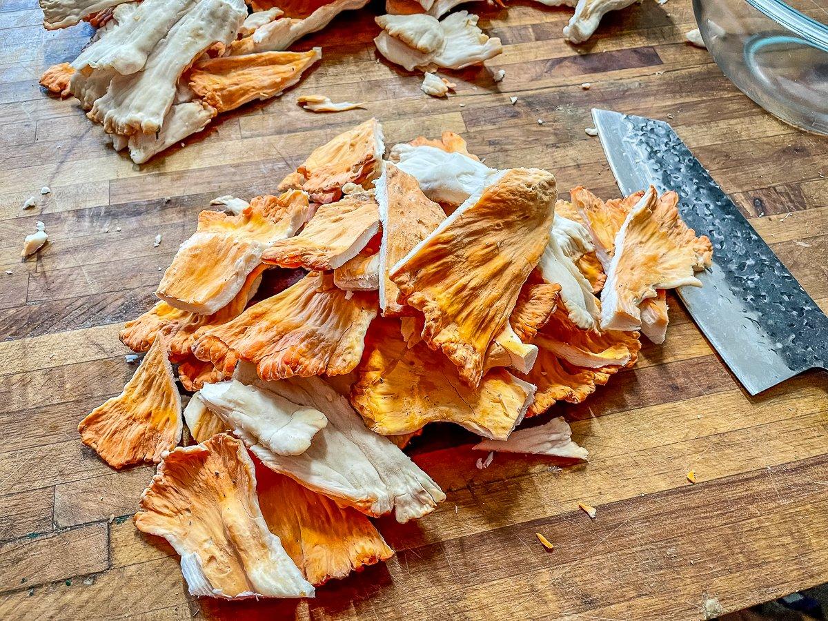 Rinse and pat dry the mushrooms, trim away the woody base, then cut into strips.