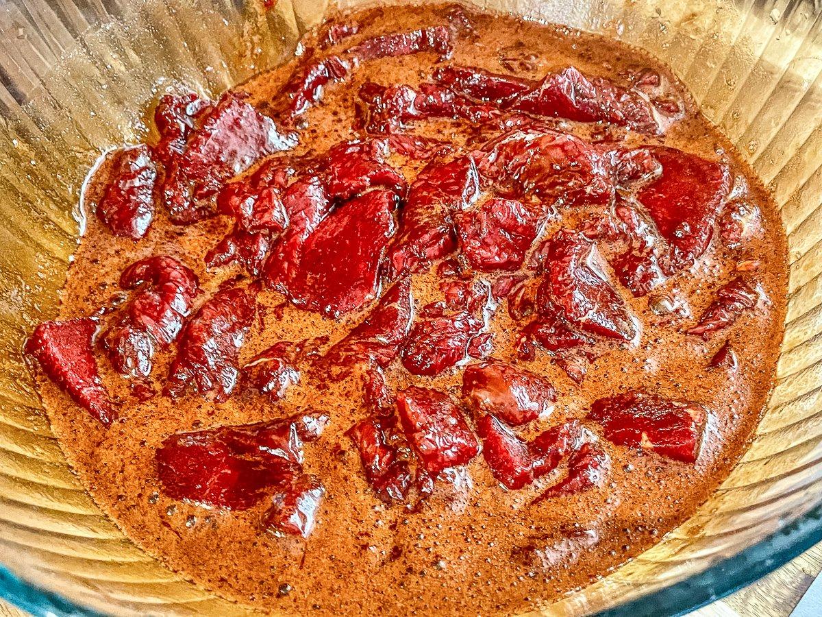 Marinate the sliced elk in the velveting sauce.