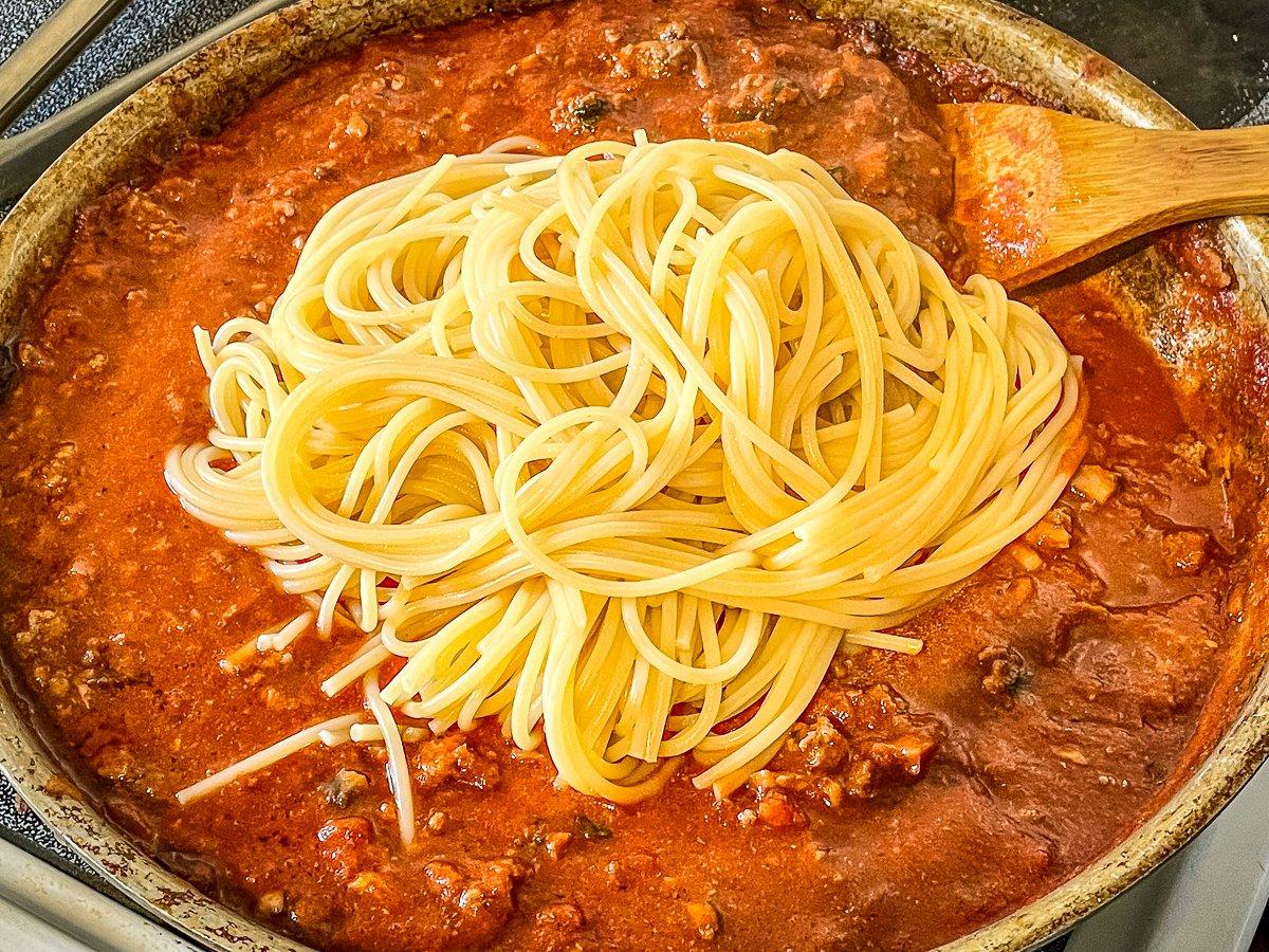 Stir the cooked spaghetti into the sauce.